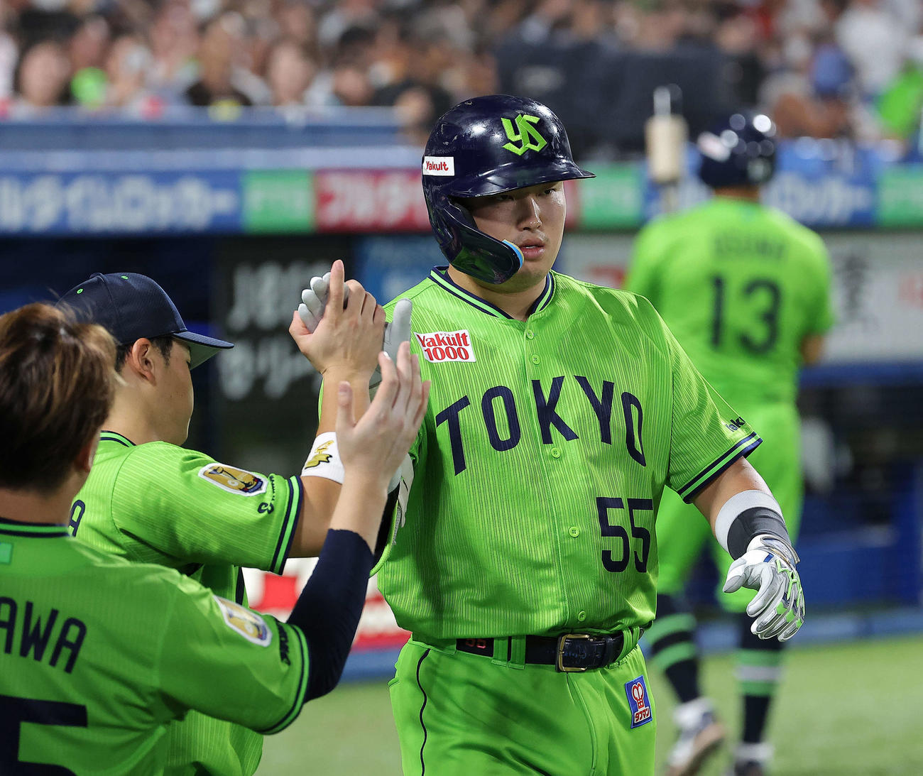 ヤクルト対巨人　6回裏ヤクルト1死、中越え同点ソロ本塁打で生還し、チームメートに迎えられる村上（撮影・河田真司）
