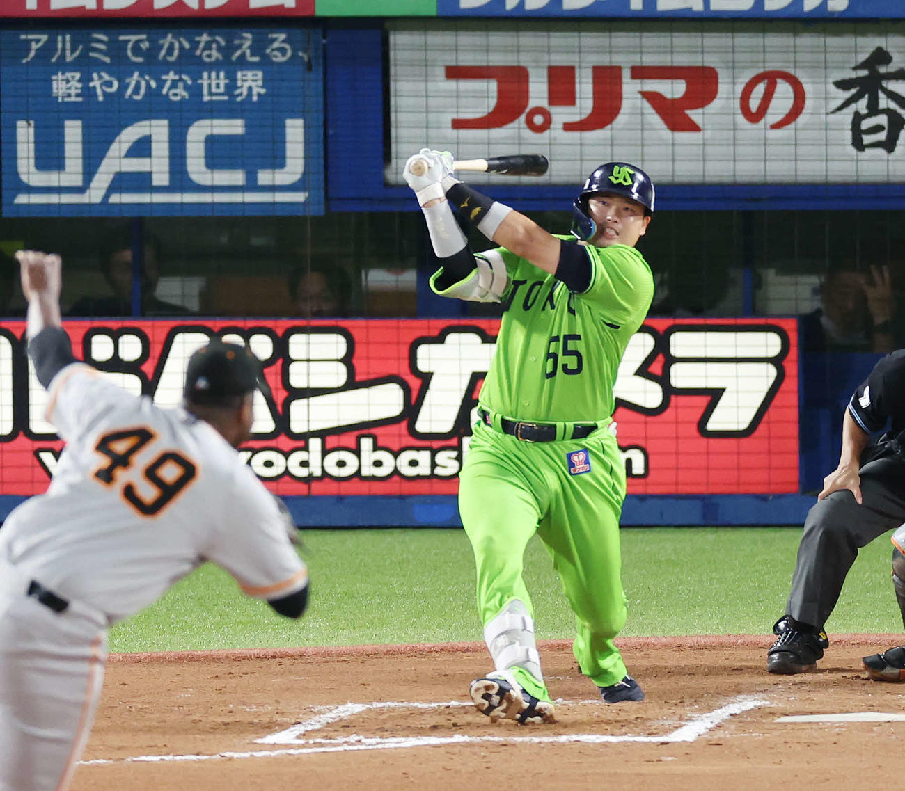 ヤクルト対巨人　6回裏ヤクルト1死、同点ソロ本塁打を放つ村上。投手バルドナード（撮影・宮地輝）