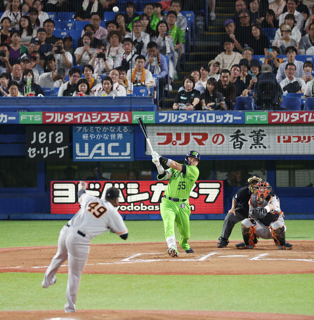 ヤクルト対巨人　6回裏ヤクルト1死、中越えソロ本塁打を放つ村上。投手バルドナード（撮影・宮地輝）