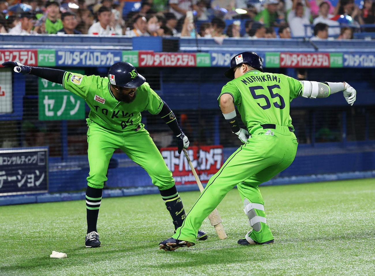 ヤクルト対巨人　6回裏ヤクルト1死、中越え同点ソロ本塁打で生還し、サンタナ（左）に迎えられる村上（撮影・河田真司）