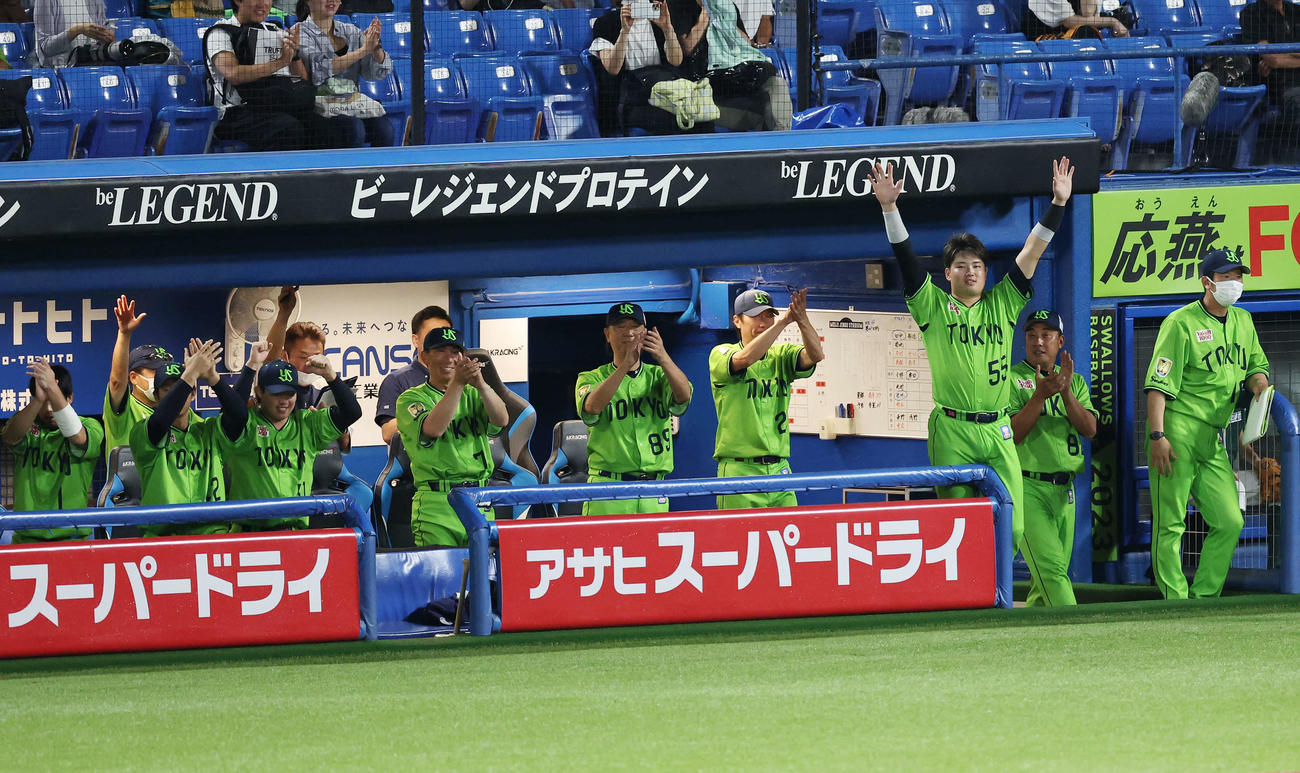 ヤクルト対巨人　6回裏ヤクルト2死一、二塁、代打青木が左適時二塁打を放ち、ベンチで喜ぶ村上（右から3人目）ら（撮影・宮地輝）