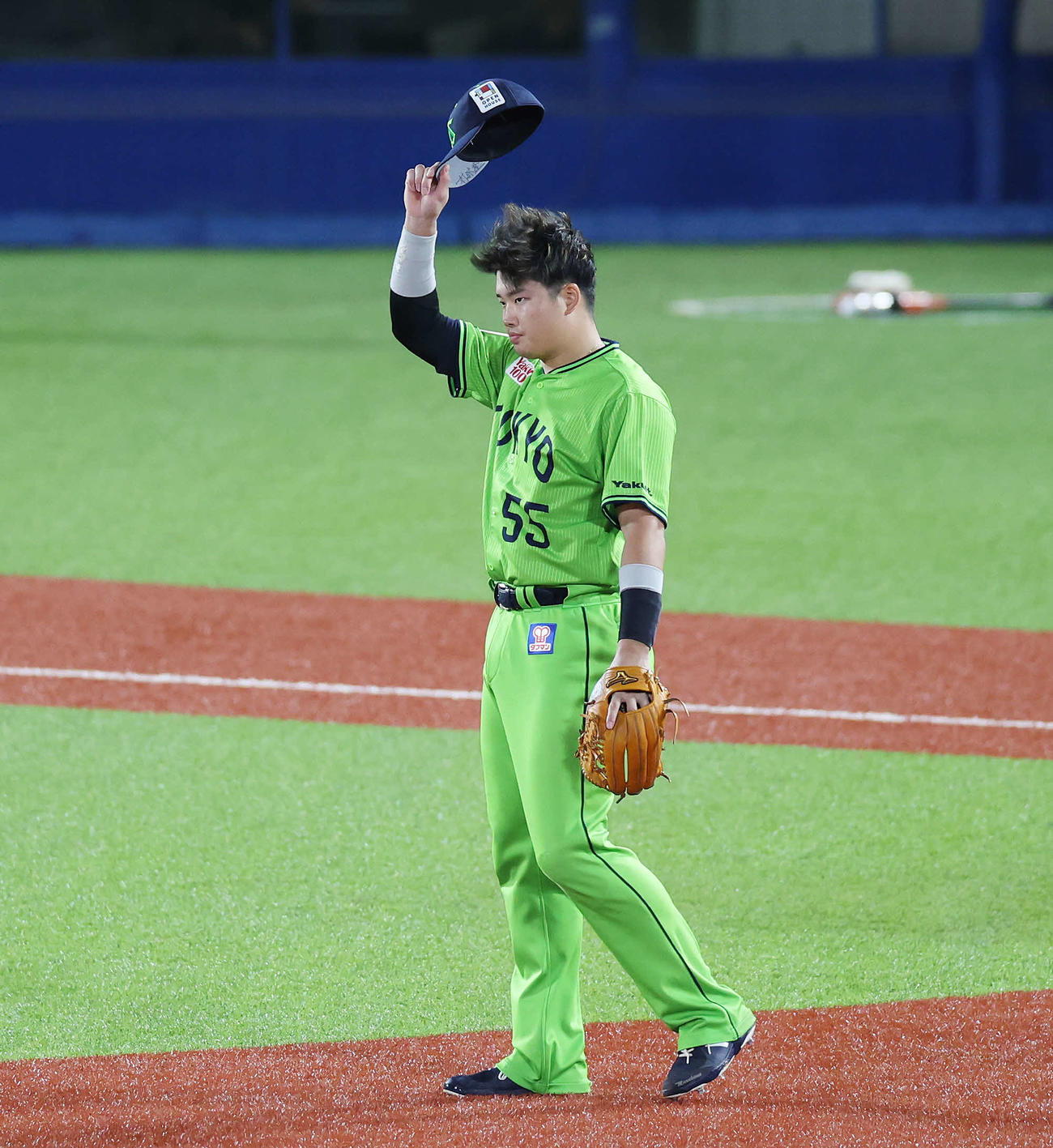 ヤクルト対巨人　6回裏ヤクルト1死、中越え同点ソロ本塁打を放った村上はファンの声援に応える（撮影・宮地輝）