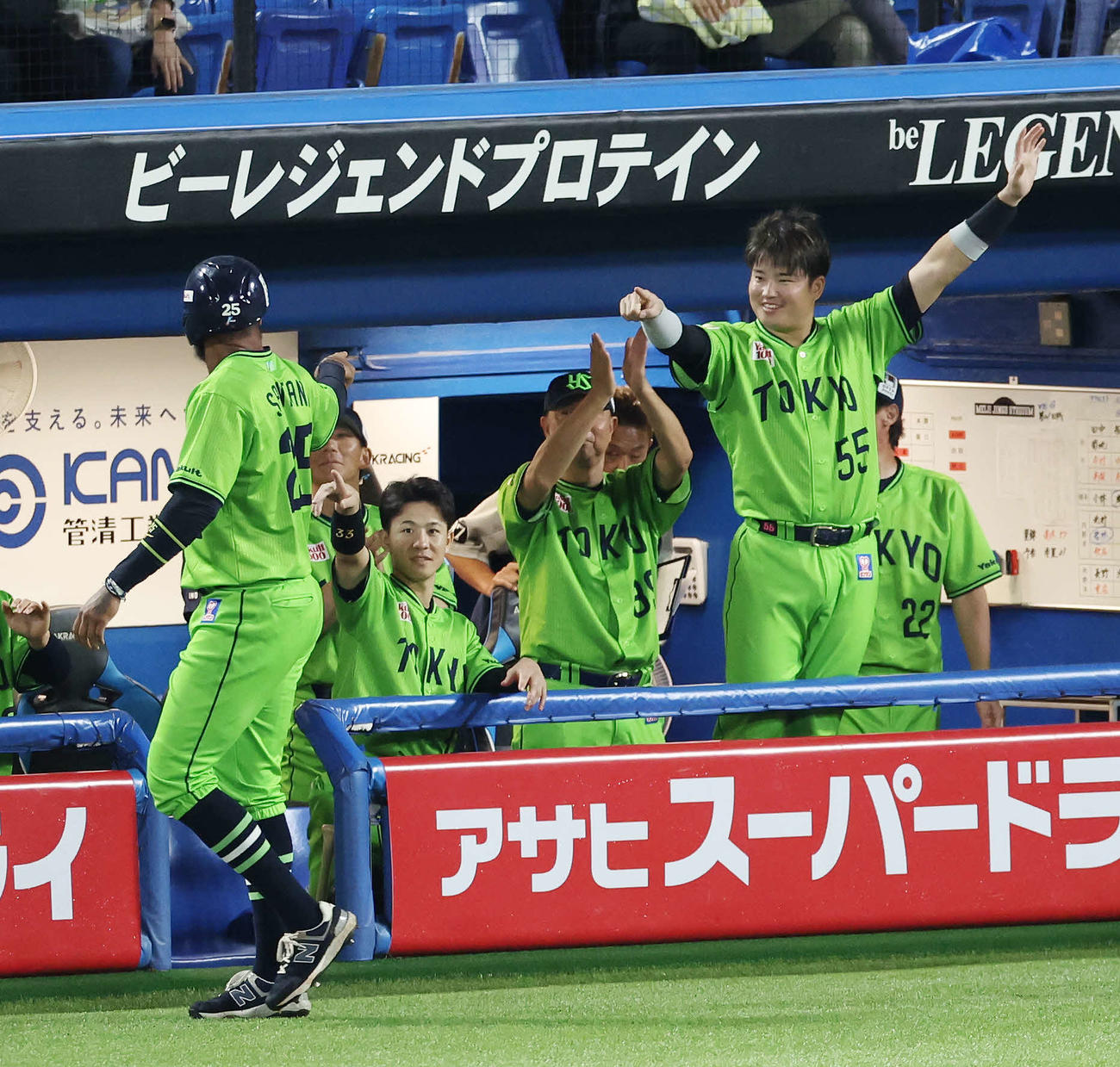 ヤクルト対巨人　6回裏ヤクルト2死二塁、長岡が勝ち越し中適時二塁打を放ち、生還したサンタナ（左）をたたえる村上（右）（撮影・宮地輝）