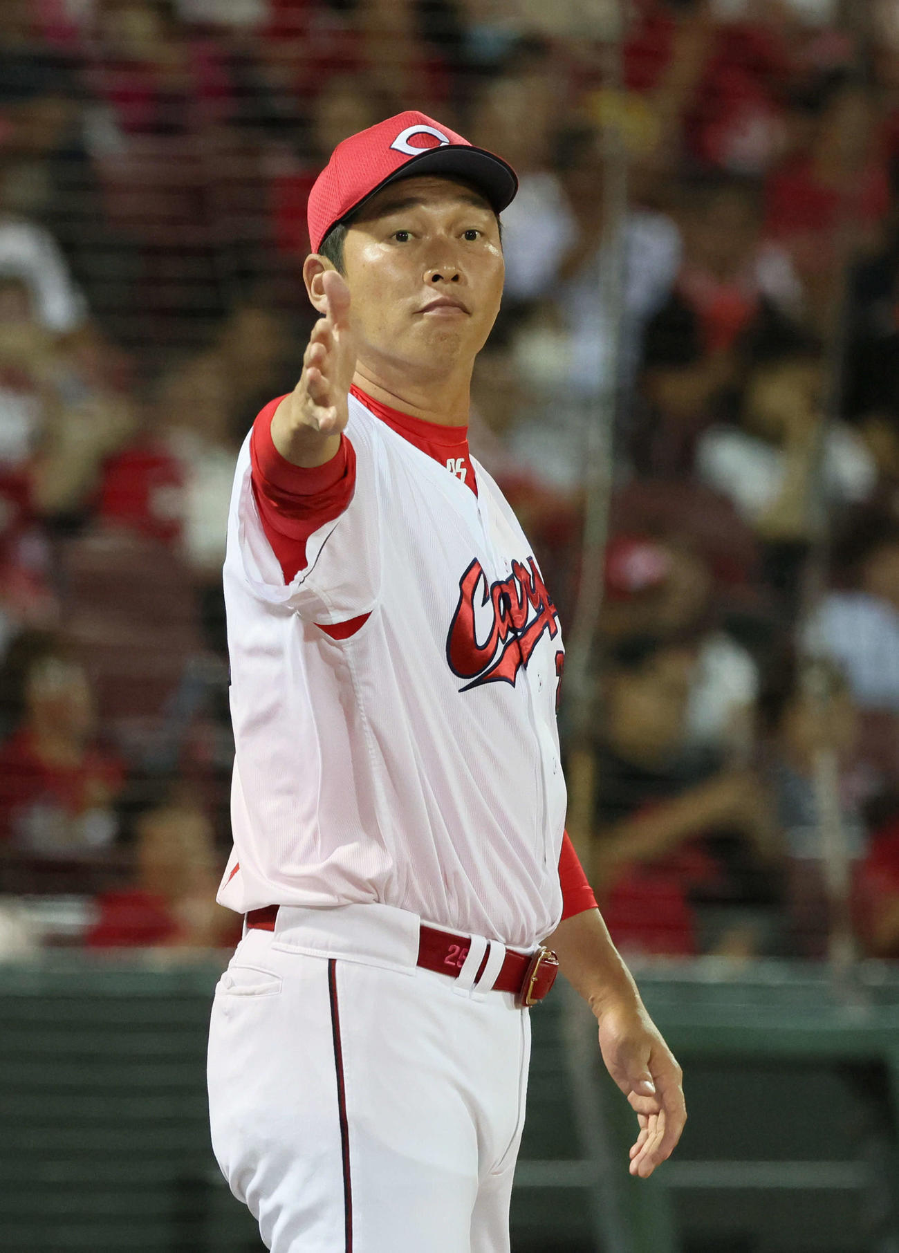 広島対DeNA 6回裏広島2死一、二塁、代打の会沢は左2点適時二塁打で1点差となった新井監督（撮影・加藤孝規）