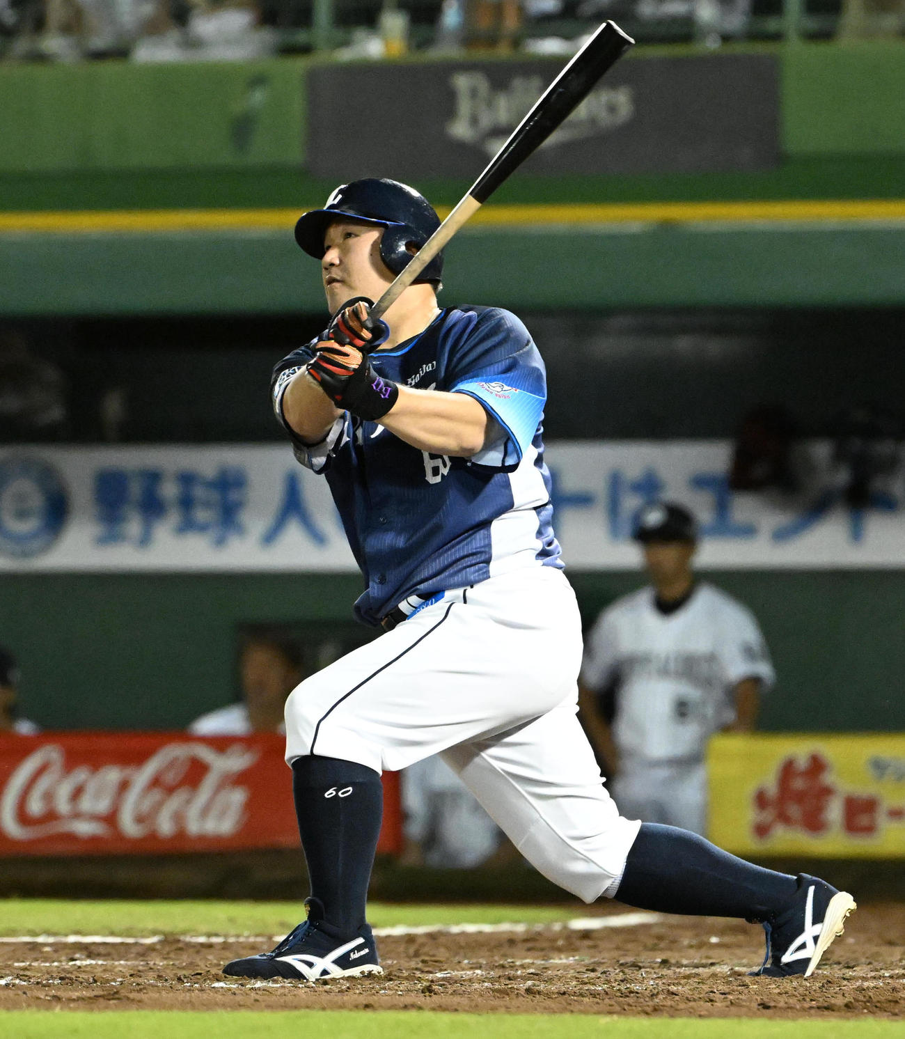 4回表西武無死、中村は左越え本塁打を放つ（撮影・石井愛子）