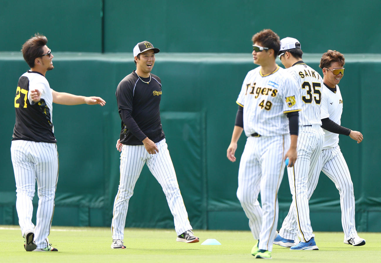 投手指名練習で汗を流す、左から伊藤将、青柳、大竹、才木、村上（撮影・上山淳一）