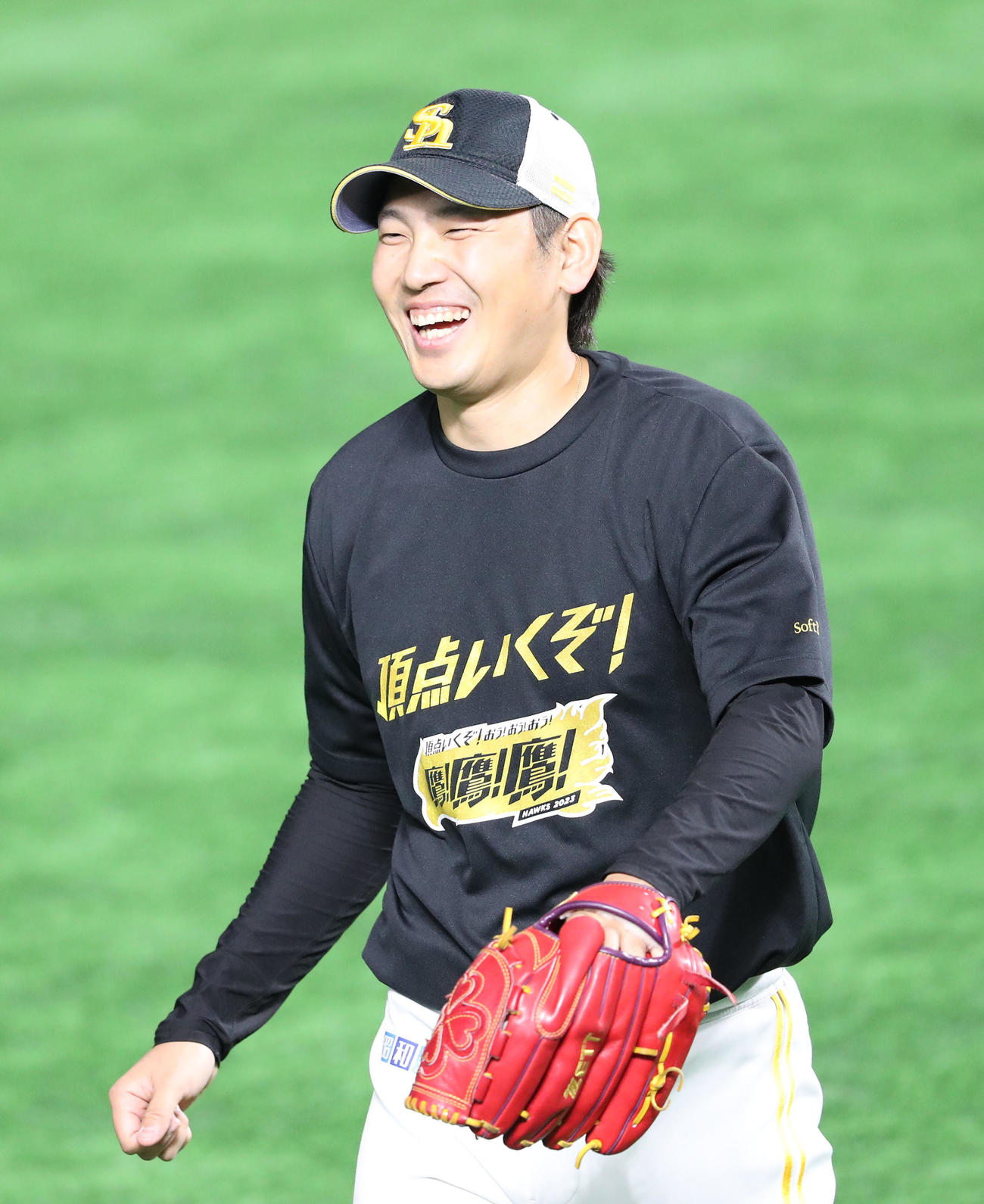 ソフトバンク対ロッテ　キャッチボールで調整する石川、笑顔（撮影・梅根麻紀）
