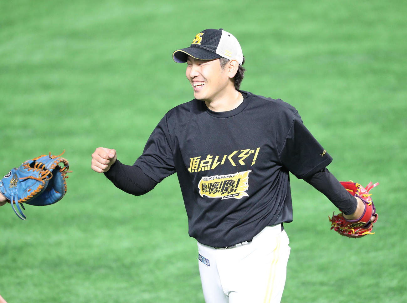 ソフトバンク対ロッテ　キャッチボールで調整する石川、笑顔（撮影・梅根麻紀）