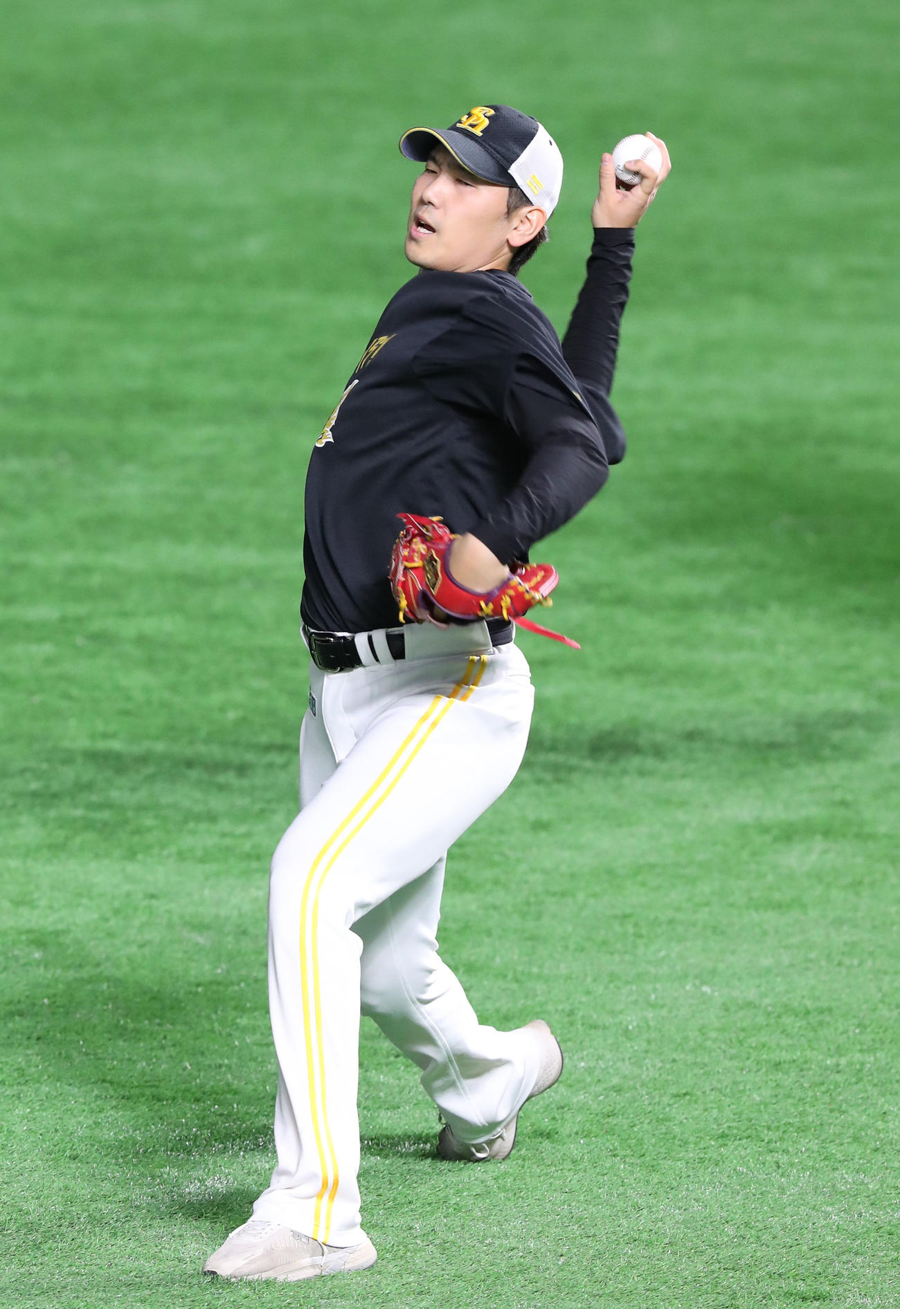 ソフトバンク対ロッテ　キャッチボールで調整する石川（撮影・梅根麻紀）