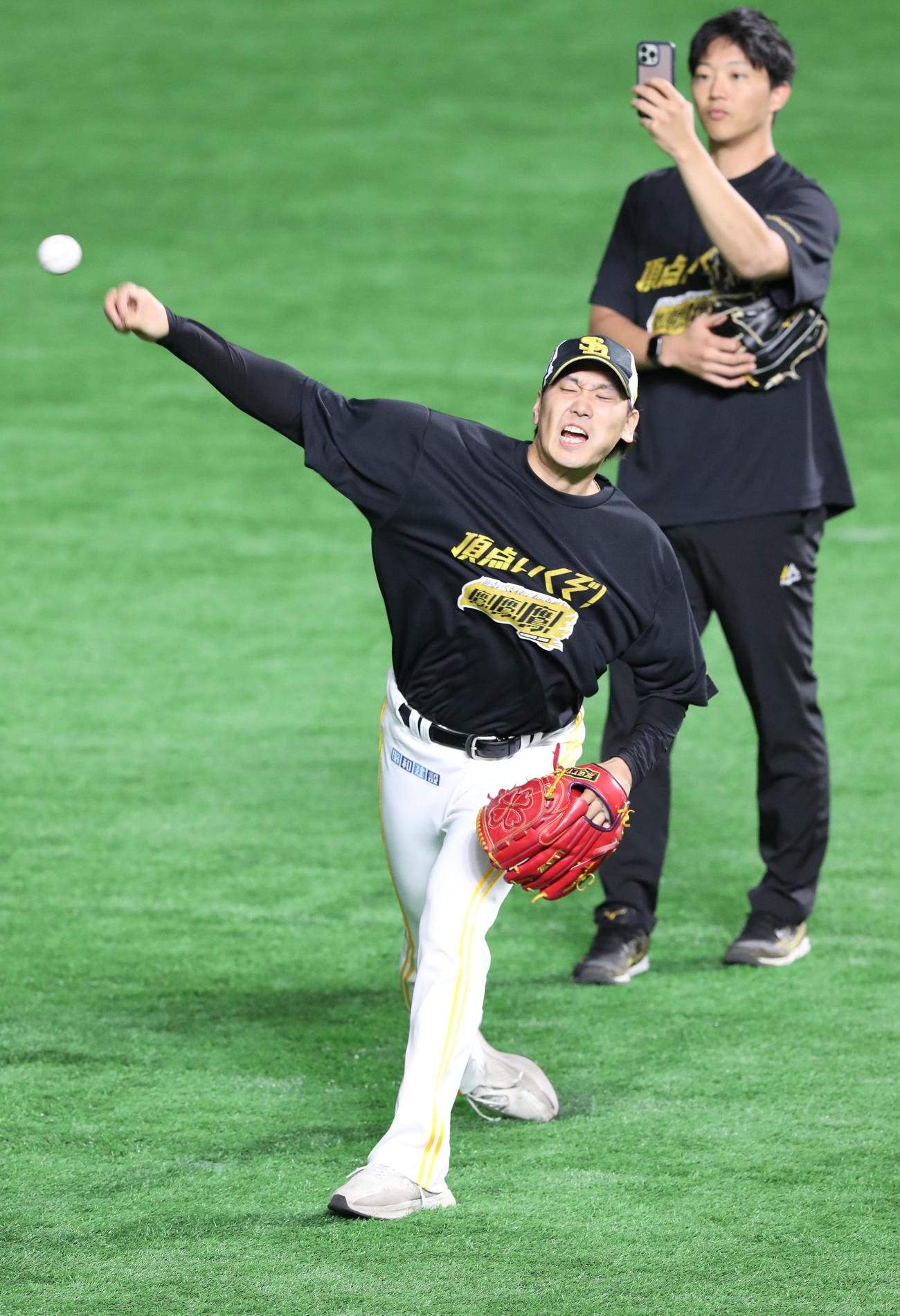 ソフトバンク対ロッテ　キャッチボールで調整する石川（撮影・梅根麻紀）