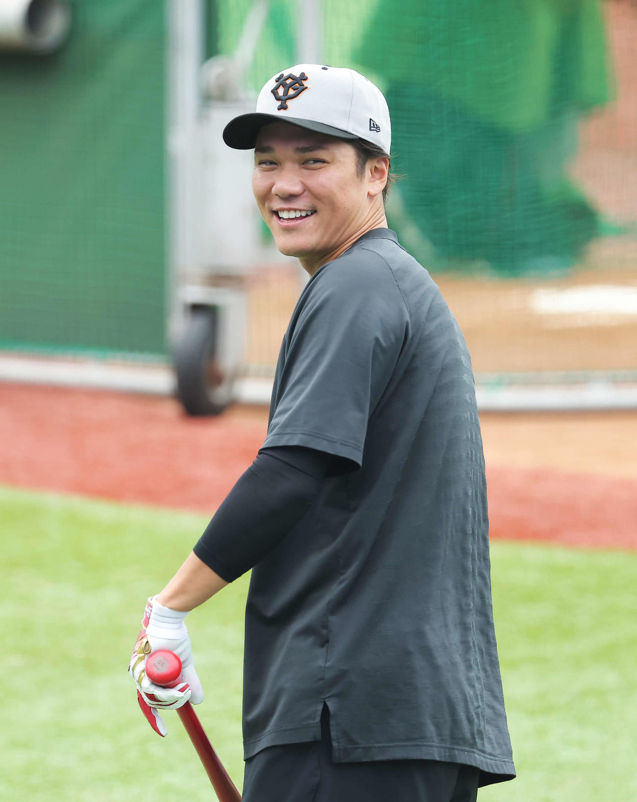 ヤクルト対巨人　試合前、笑顔を見せる巨人坂本（撮影・河田真司）