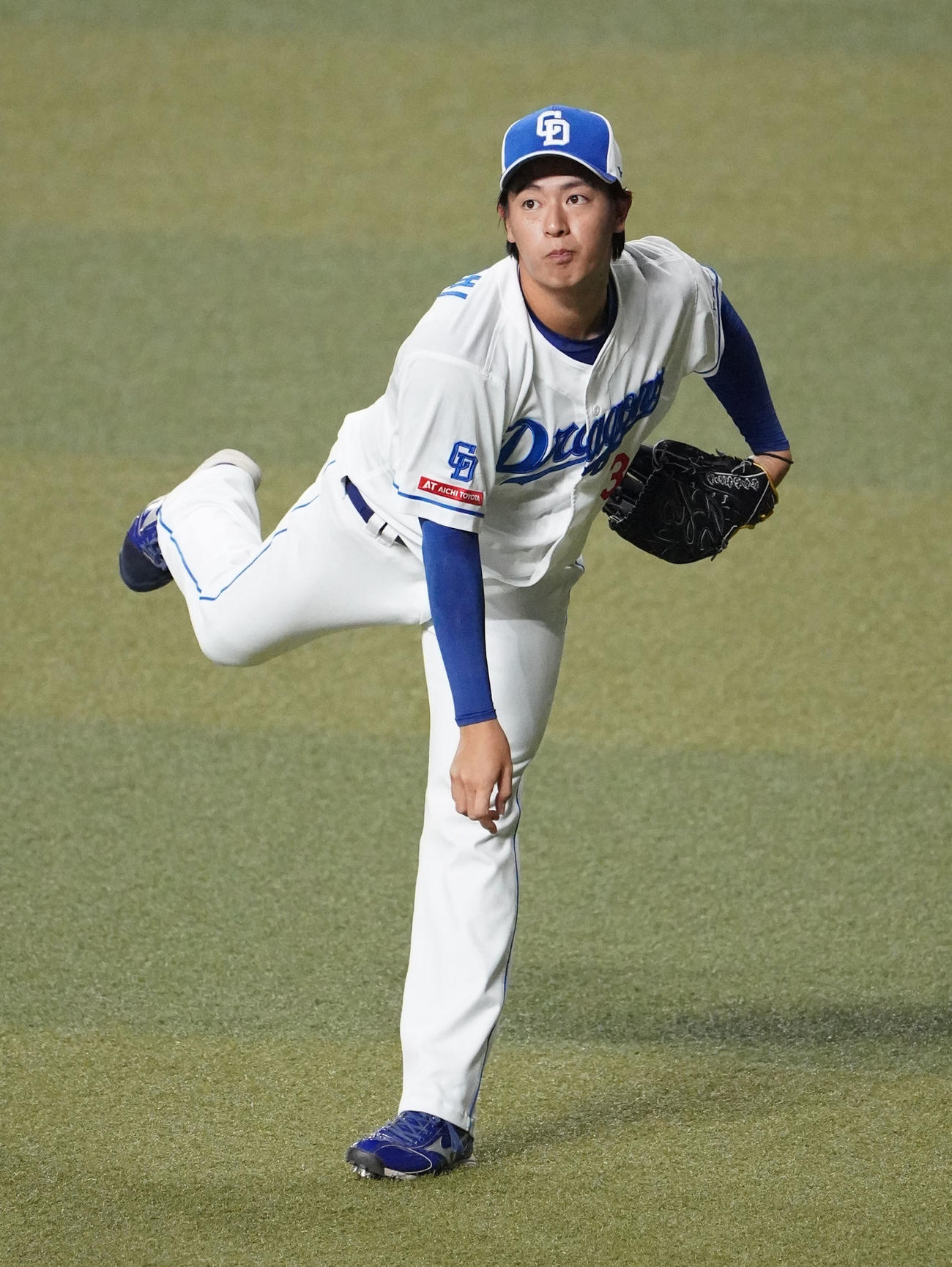 キャッチボールをする仲地（撮影・森本幸一）