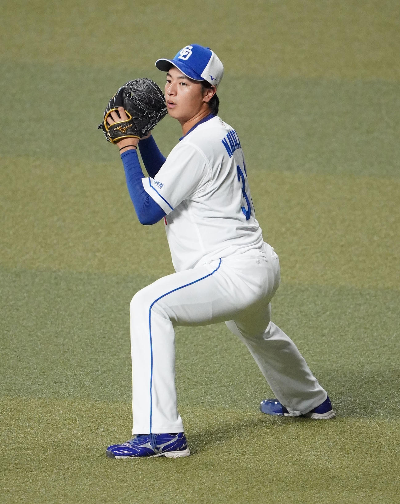 キャッチボールをする仲地（撮影・森本幸一）