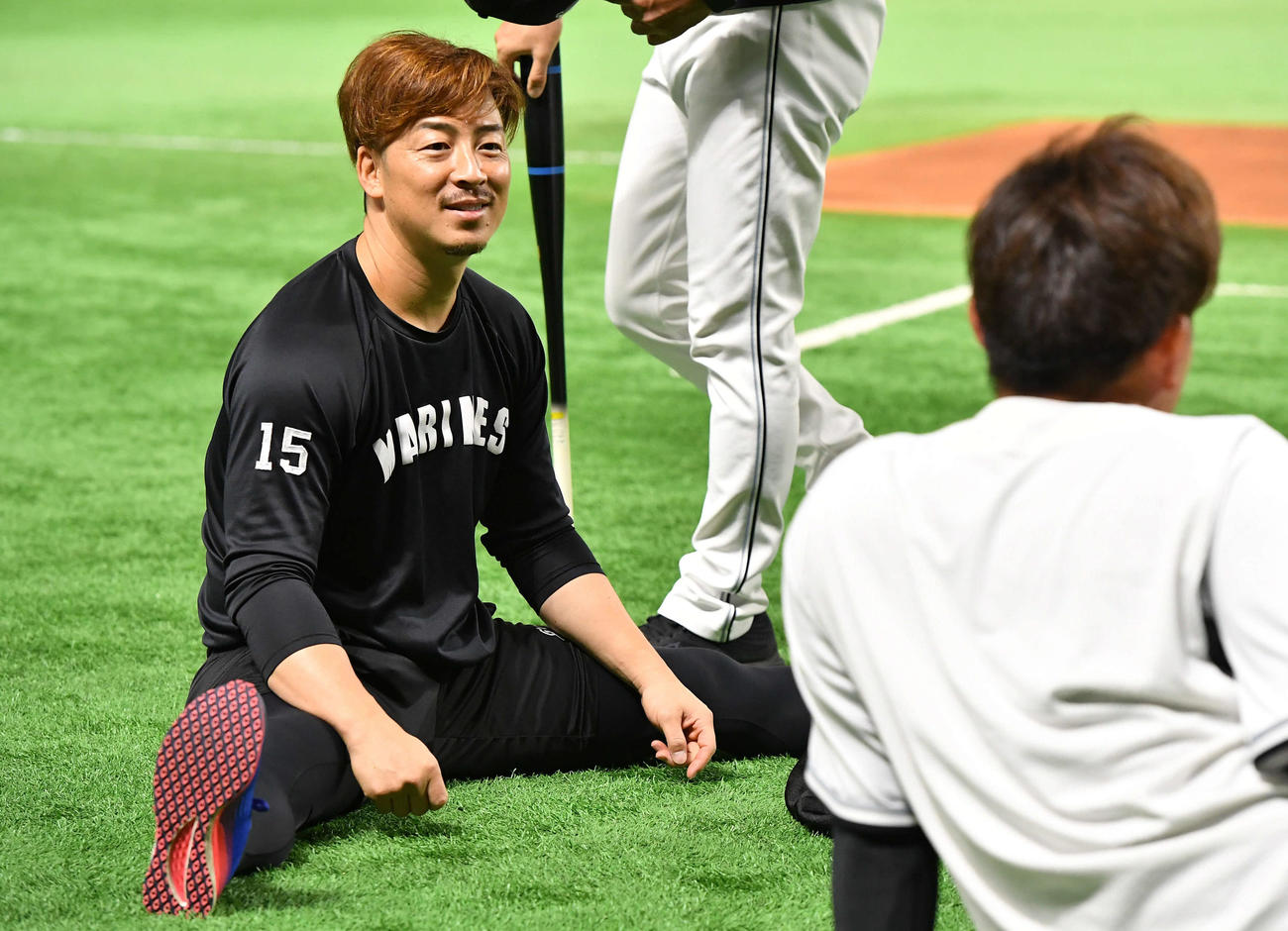 ソフトバンク対ロッテ　談笑しながらストレッチを行う美馬（撮影・岩下翔太）