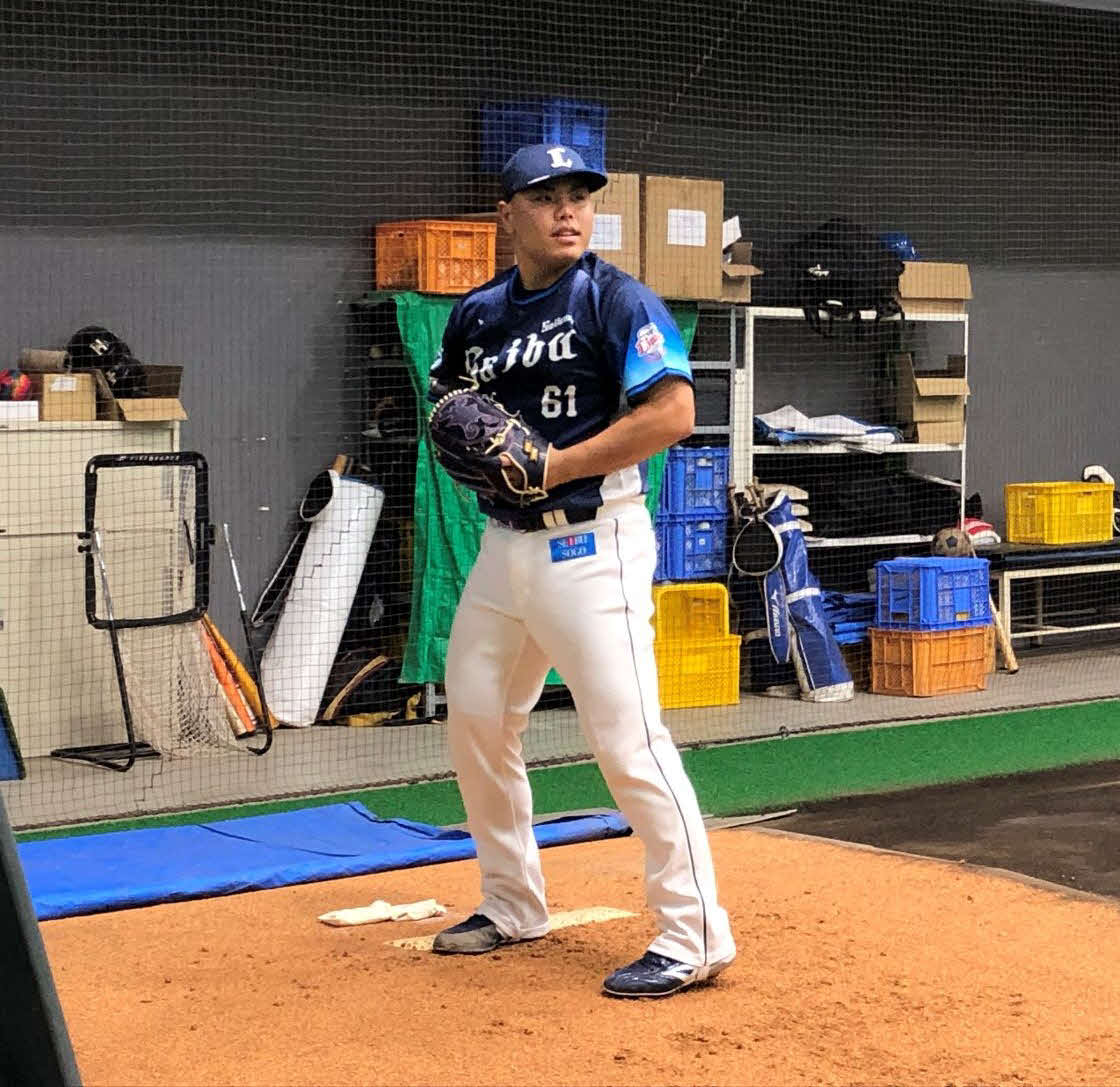 室内練習場のブルペンで調整する西武平良（球団提供）