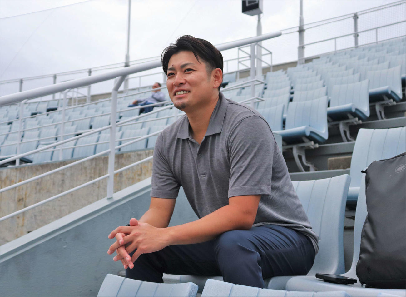近畿学生野球1部リーグの試合へ視察に来た、元オリックスで姫路イーグレッターズ監督の海田智行氏（36）（撮影・中島麗）