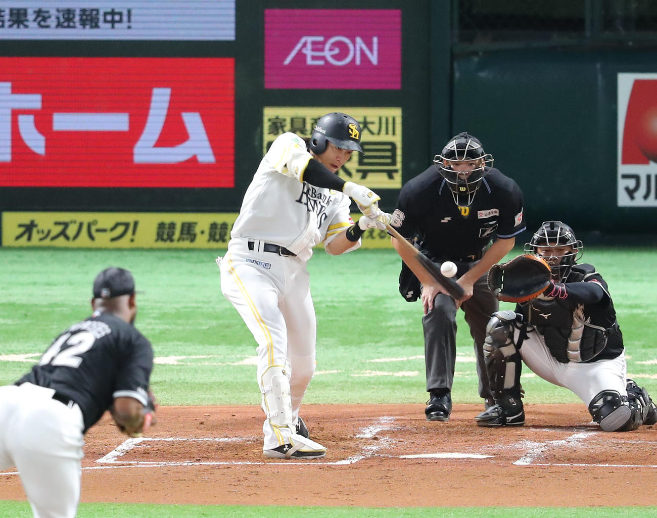 ソフトバンク対ロッテ　1回裏ソフトバンク2死、柳田は左越え本塁打を放つ（撮影・梅根麻紀）