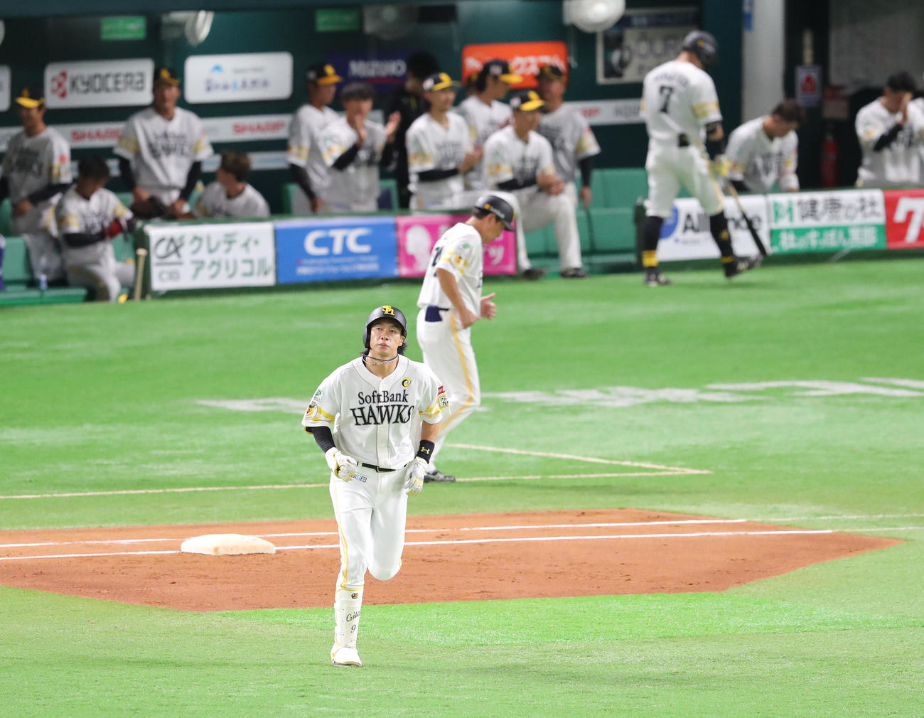 ソフトバンク対ロッテ　1回裏ソフトバンク2死、柳田は左越え本塁打を放つ（撮影・梅根麻紀）
