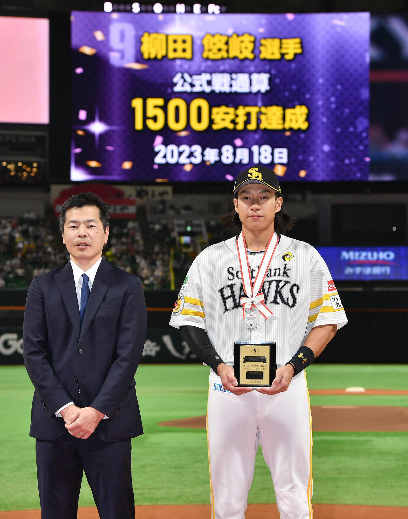 ソフトバンク対ロッテ　試合前、通算1500安打を達成した柳田の表彰式が行われた（撮影・岩下翔太）
