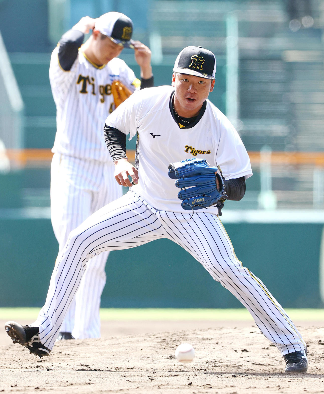 阪神投手指名練習で汗を流す村上（手前）と大竹（撮影・上山淳一）