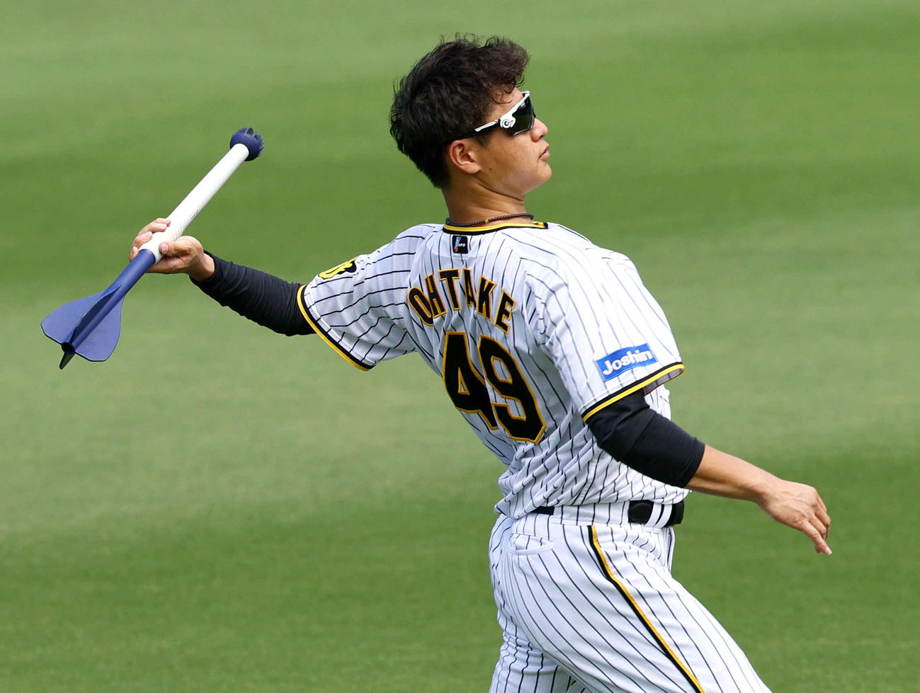 やり投げトレーニングを行う阪神大竹（撮影・上山淳一）