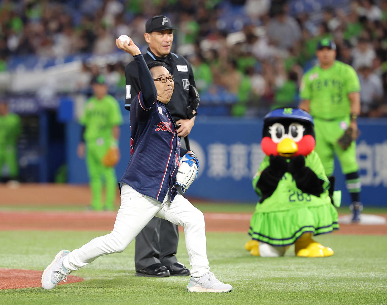 ヤクルト対巨人　試合開始前、始球式を務めるさだまさし（撮影・河田真司）