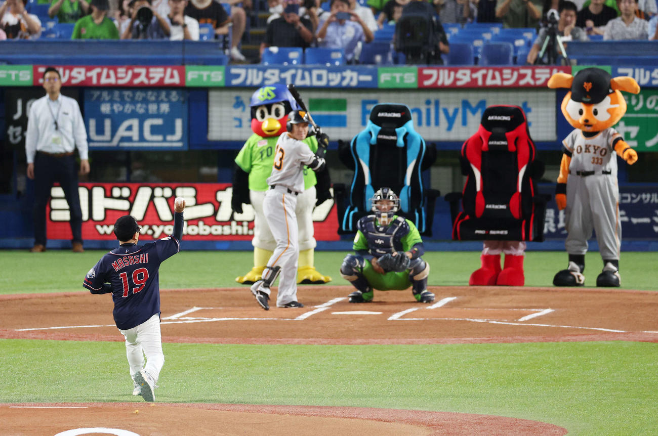ヤクルト対巨人　始球式を投げるさだまさし（撮影・宮地輝）