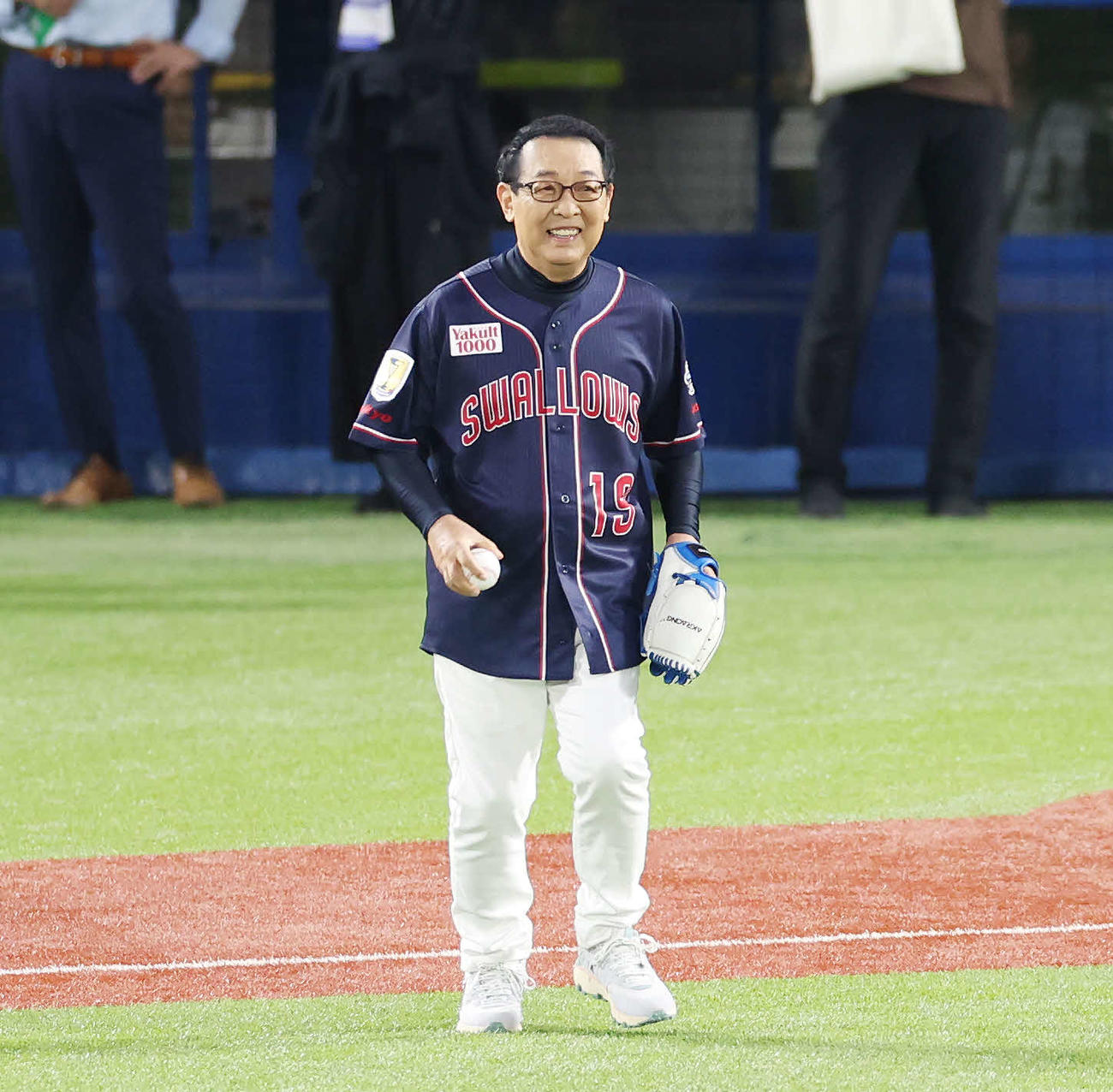 ヤクルト対巨人　始球式を務めるさだまさし（撮影・宮地輝）