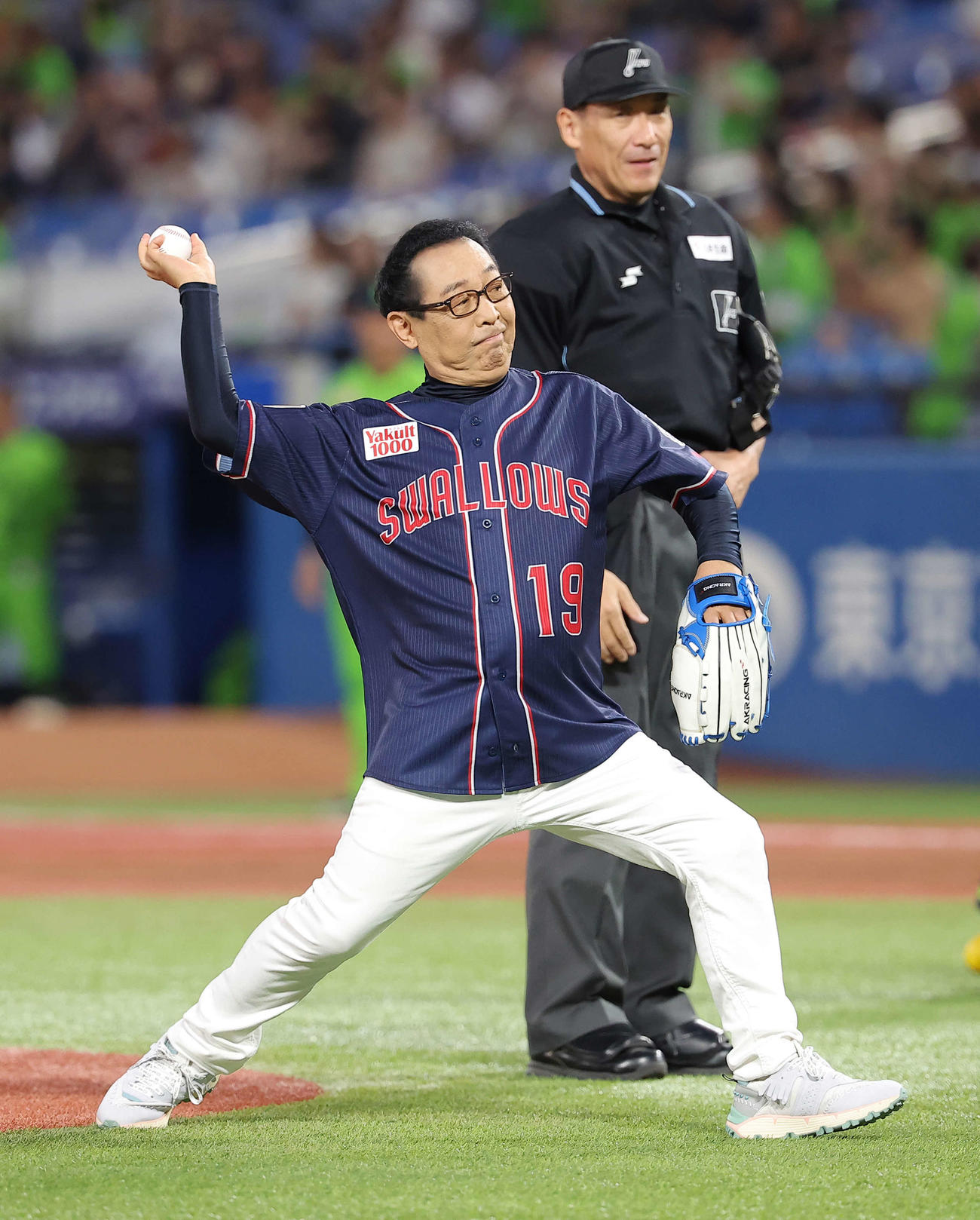 ヤクルト対巨人　試合開始前、始球式を務めるさだまさし（撮影・河田真司）