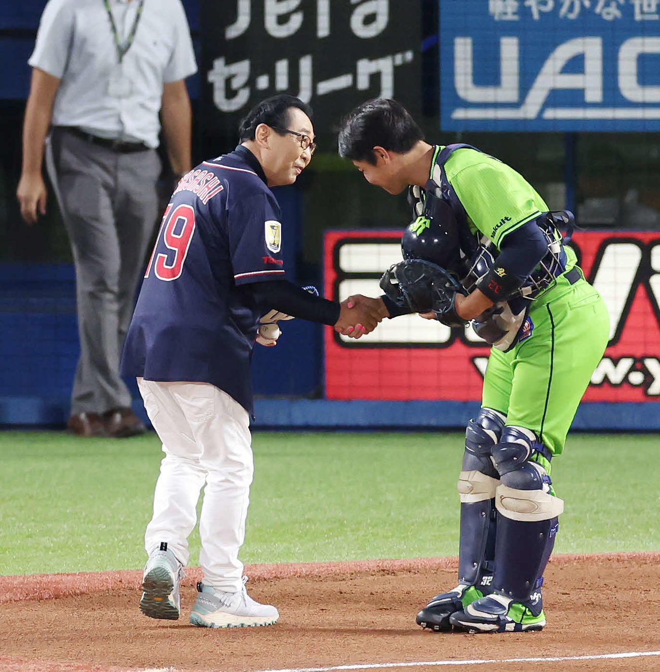ヤクルト対巨人　始球式を務め、ヤクルト松本直（右）と握手するさだまさし（撮影・宮地輝）