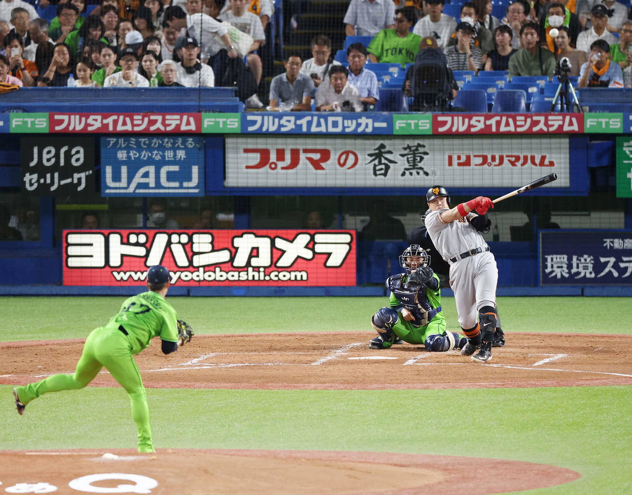 ヤクルト対巨人　4回表巨人1死一塁、左越え先制2点本塁打を放つ岡本和。投手高橋（撮影・宮地輝）
