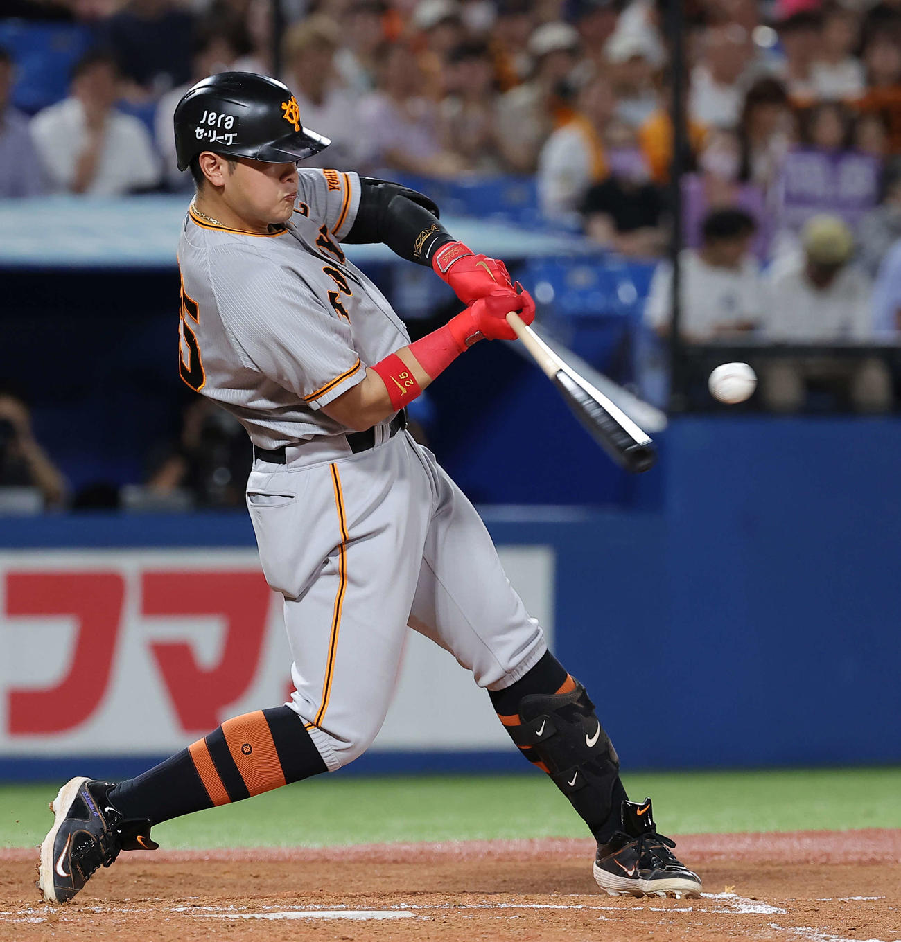 ヤクルト対巨人　4回表巨人1死一塁、左越え先制2点本塁打を放つ岡本和（撮影・河田真司）