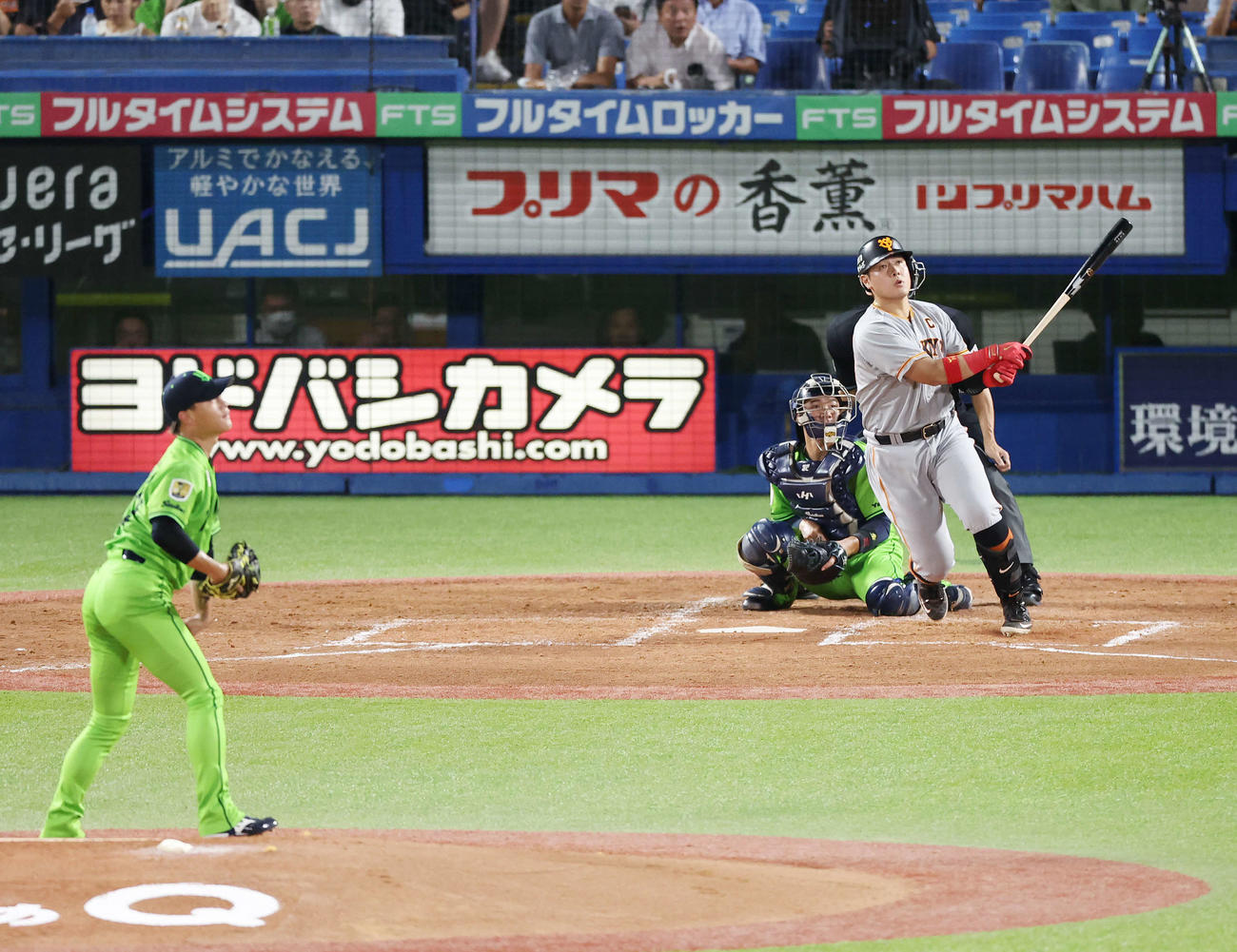 ヤクルト対巨人　4回表巨人1死一塁、左越え先制2点本塁打を放つ岡本和。投手高橋（撮影・宮地輝）