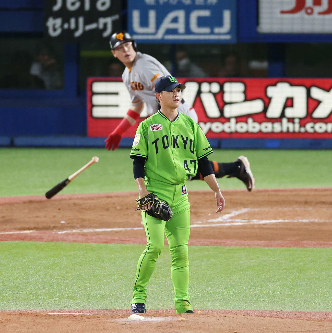 ヤクルト対巨人　4回表巨人1死一塁、岡本和（後方）に左越え先制2点本塁打を浴びる高橋（撮影・宮地輝）
