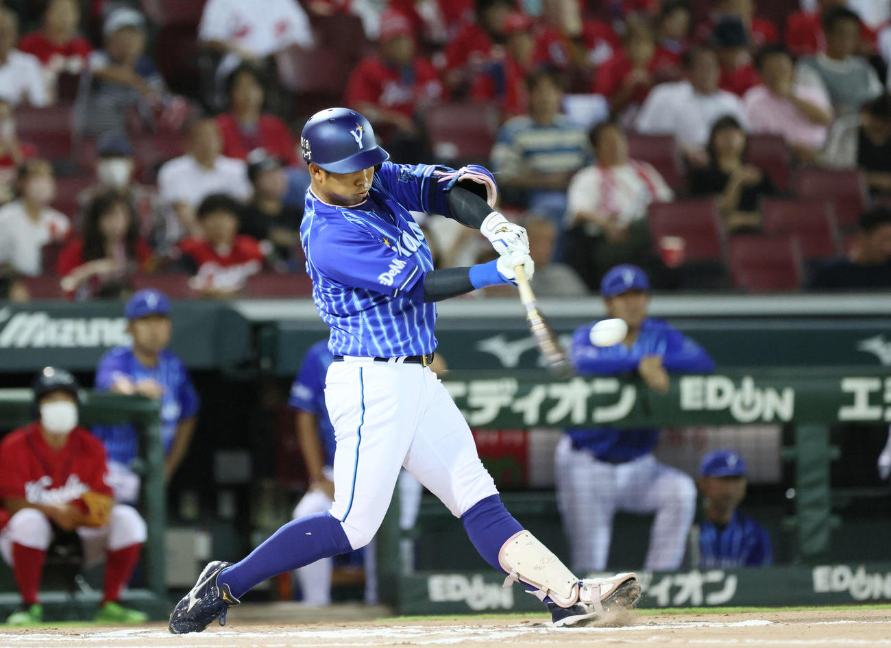 広島対DeNA 6回表DeNA無死、桑原は勝ち越しの左越え本塁打を放つ（撮影・加藤孝規）