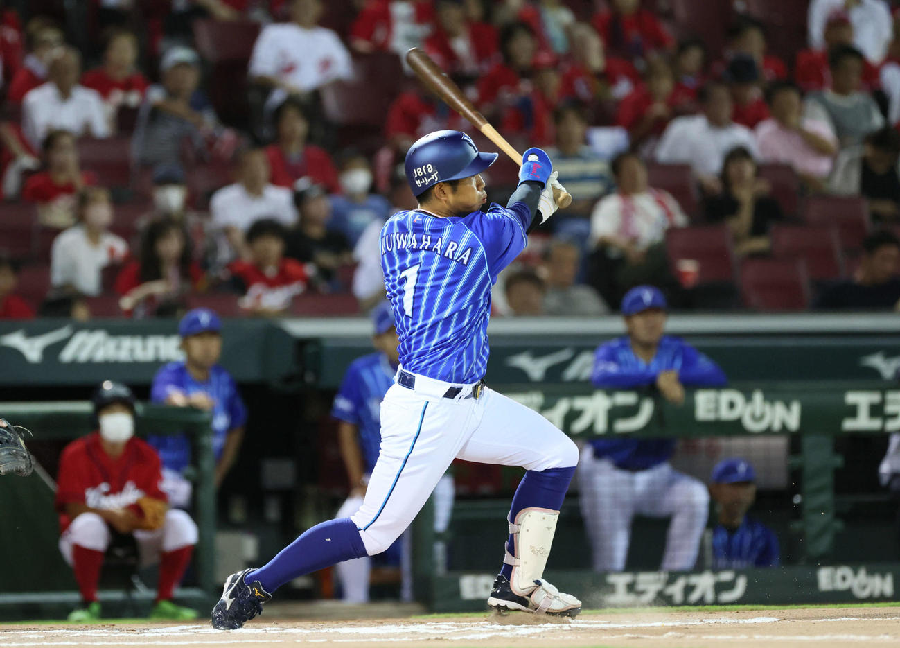 広島対DeNA 6回表DeNA無死、桑原は勝ち越しの左越え本塁打を放つ（撮影・加藤孝規）