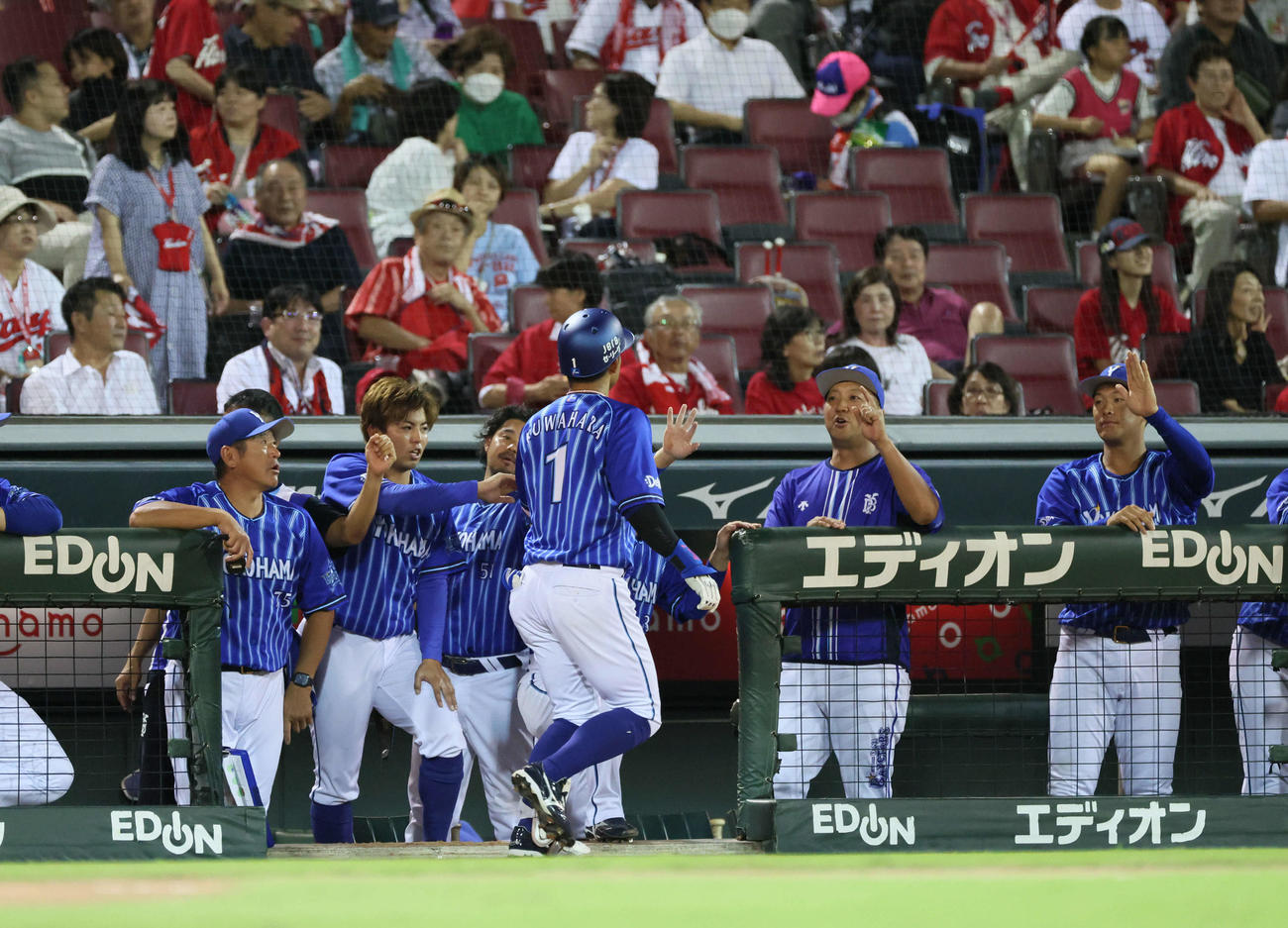広島対DeNA 6回表DeNA無死、桑原は勝ち越しの左越え本塁打を放ち、チームメートに迎えられる（撮影・加藤孝規）