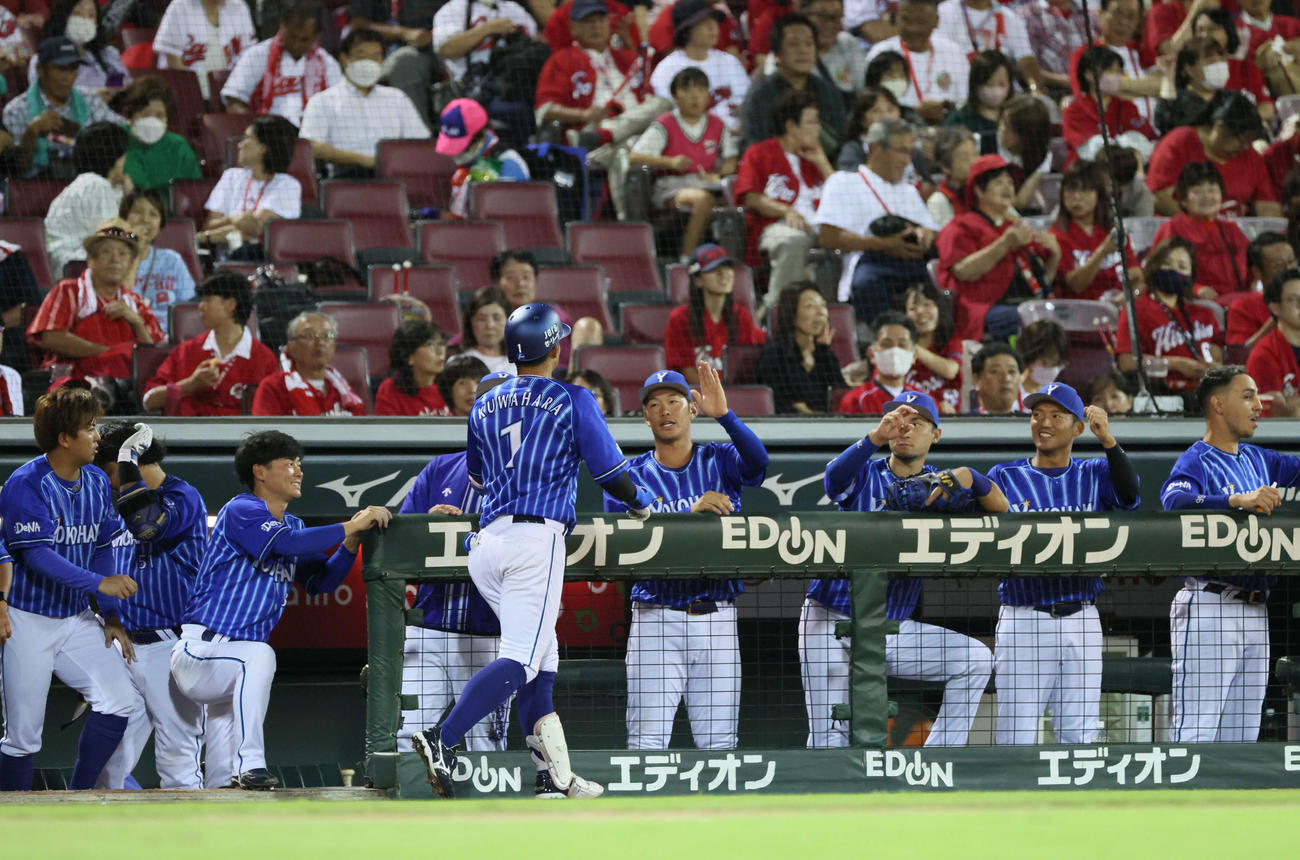 広島対DeNA 6回表DeNA無死、桑原は勝ち越しの左越え本塁打を放ち、チームメートに迎えられる（撮影・加藤孝規）