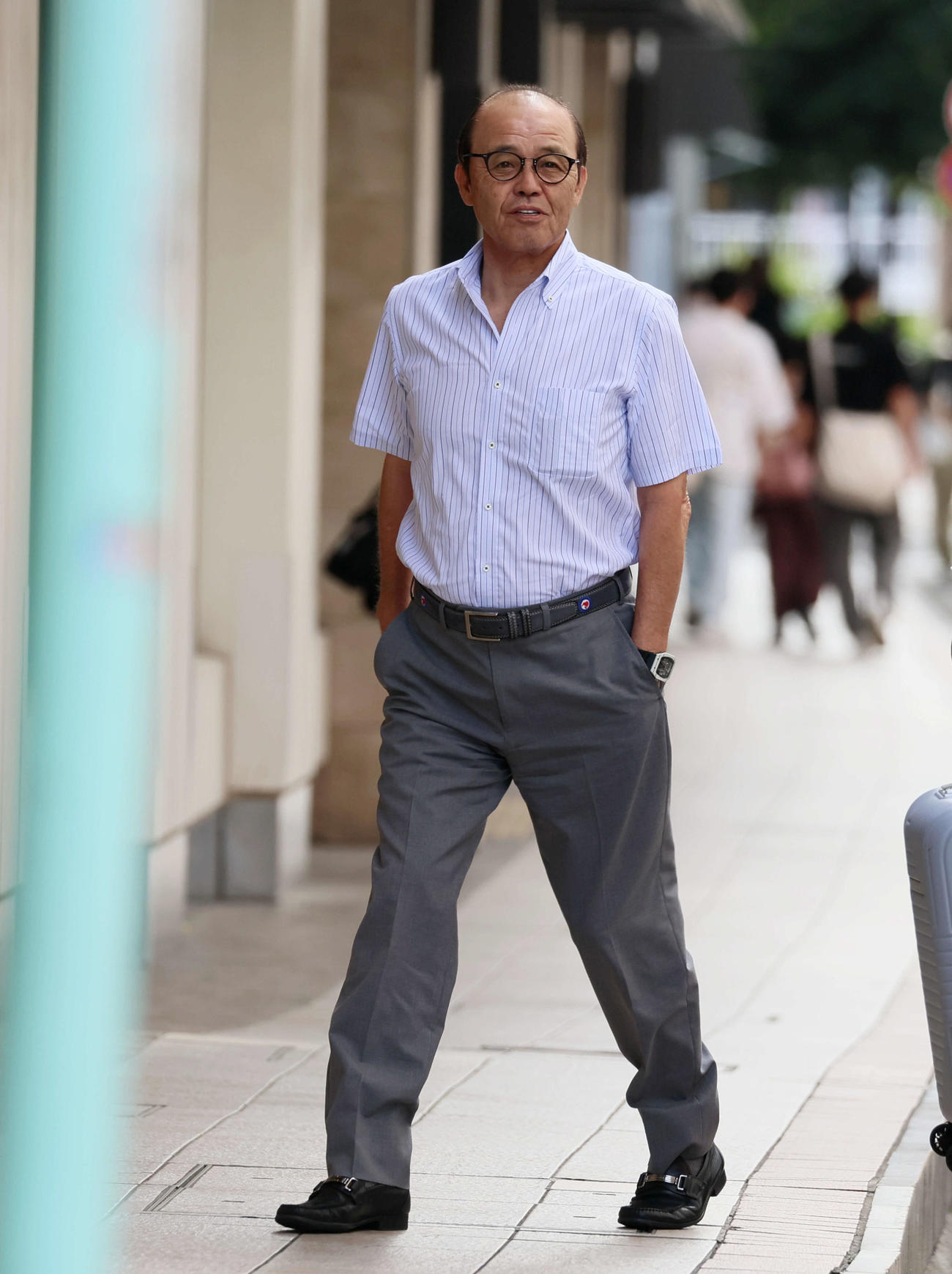 新幹線で帰阪する岡田監督（撮影・加藤哉）