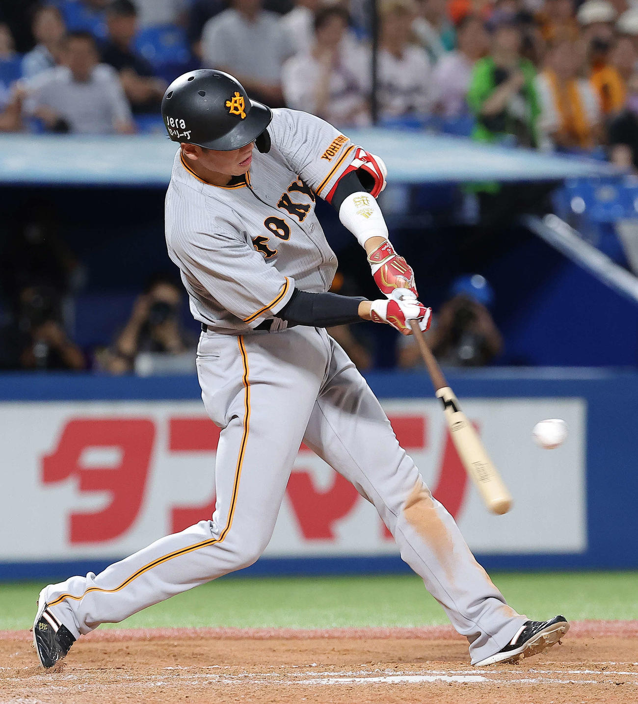 ヤクルト対巨人　9回表巨人1死一塁、左中間2点本塁打を放つ坂本（撮影・河田真司）