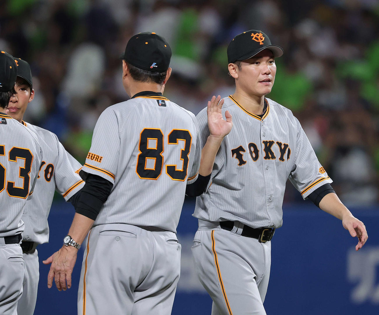 ヤクルト対巨人　ヤクルトに勝利し、原監督（左）に迎えられる坂本（撮影・河田真司）