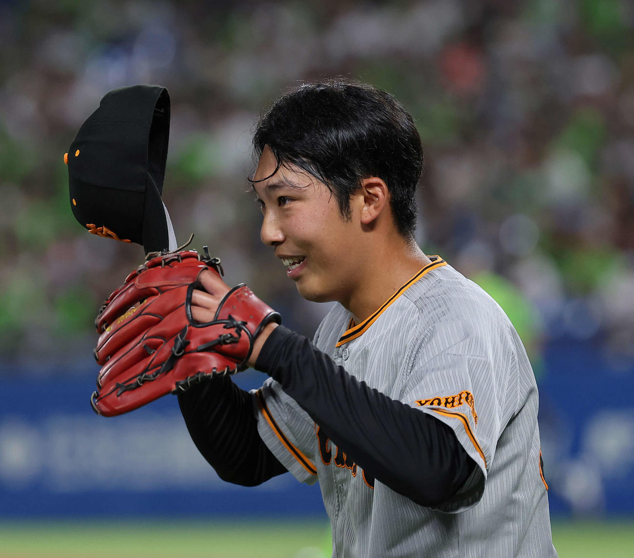 ヤクルト対巨人　1回裏を抑え、笑顔でナインを迎える赤星（撮影・河田真司）