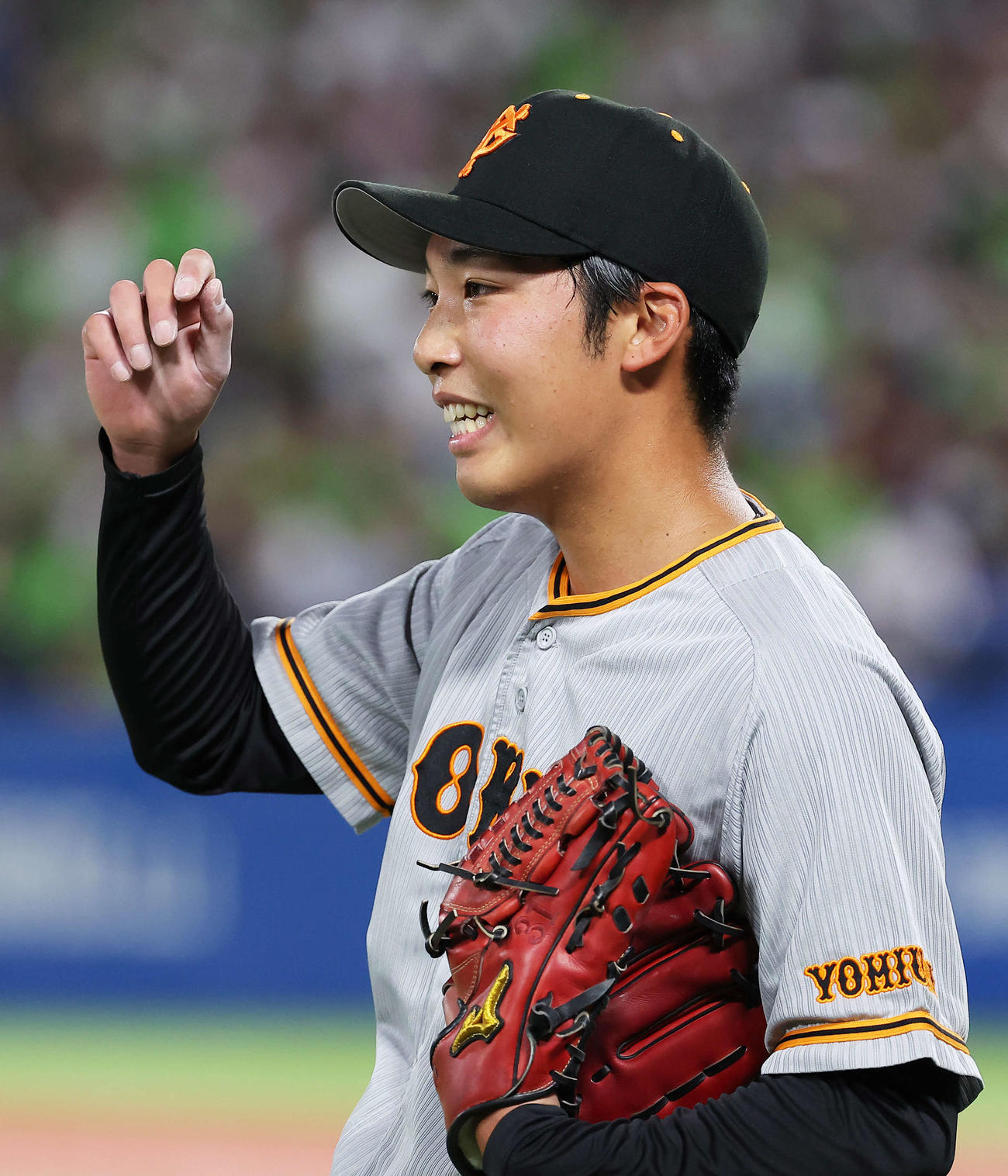 ヤクルト対巨人　1回裏を抑え、笑顔でナインを迎える赤星（撮影・河田真司）