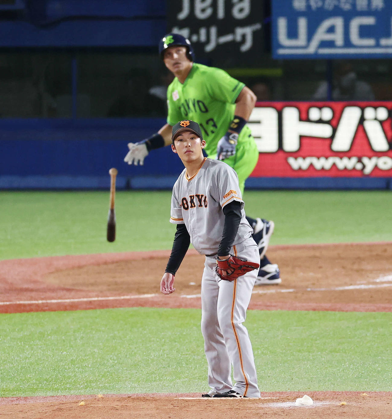 ヤクルト対巨人　5回裏ヤクルト無死、オスナ（後方）に左中間へ同点ソロ本塁打を浴びる赤星（撮影・宮地輝）