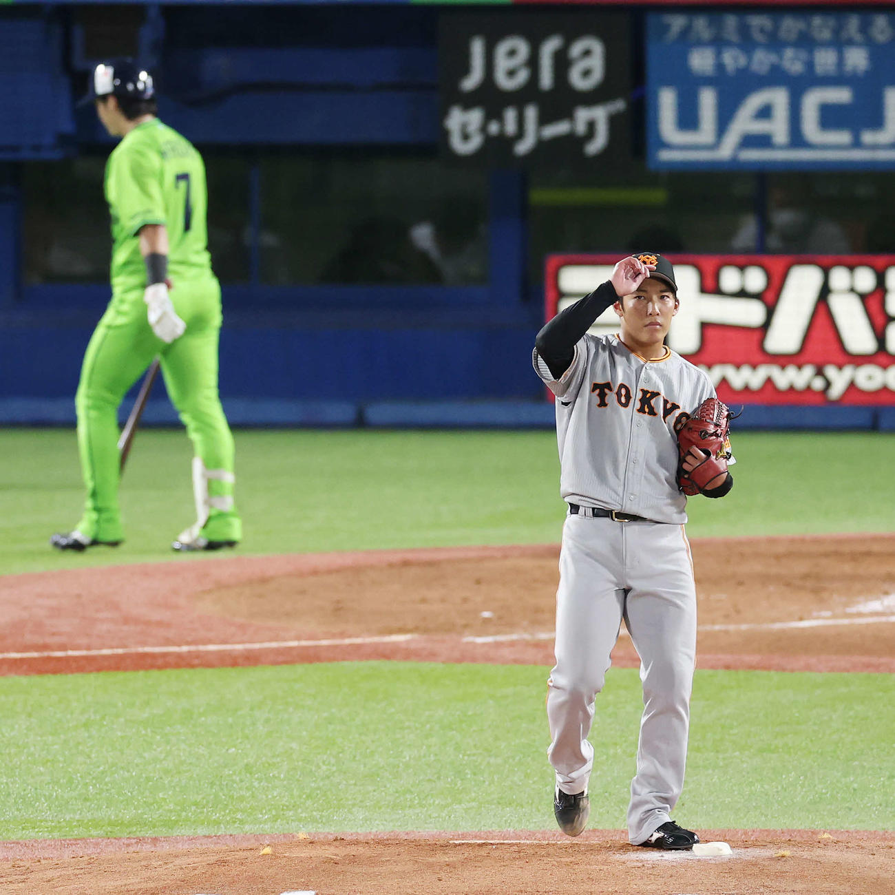 ヤクルト対巨人　4回裏ヤクルト1死、長岡（後方）を見逃し三振にする赤星（撮影・宮地輝）