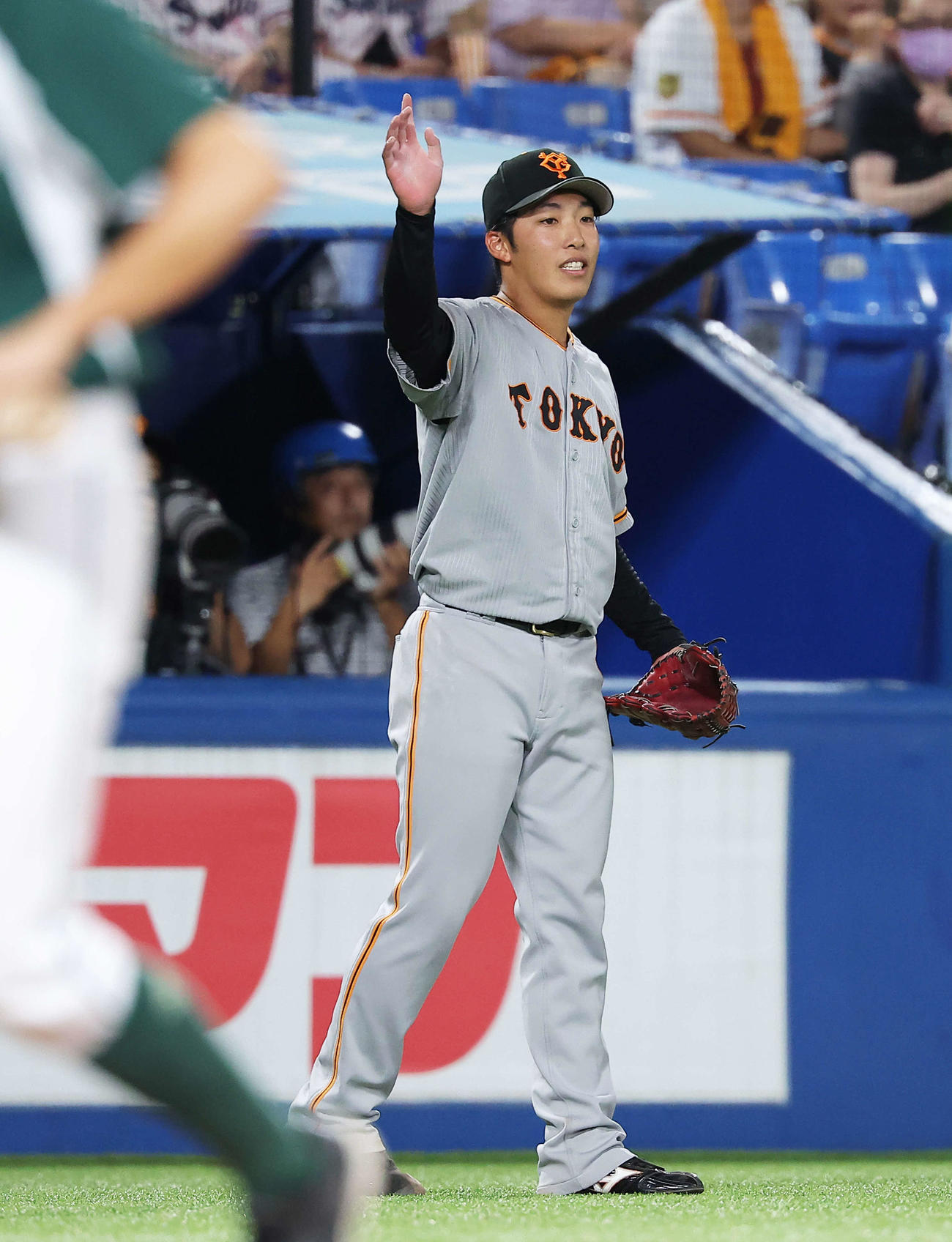 ヤクルト対巨人　6回裏を抑え、ナインを迎える赤星（撮影・河田真司）