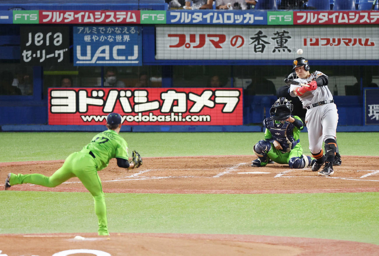 ヤクルト対巨人　4回表巨人1死一塁、左越え先制2点本塁打を放つ岡本和。投手高橋（撮影・宮地輝）