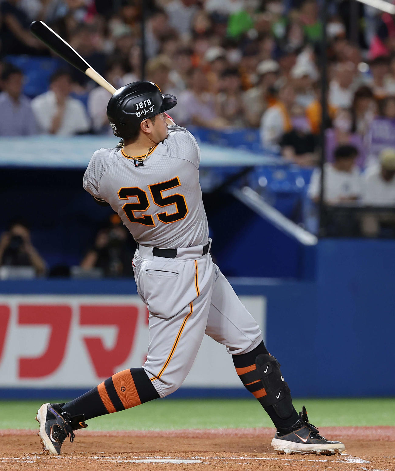 ヤクルト対巨人　3回表巨人1死一塁、左越え先制2点本塁打を放つ岡本和（撮影・河田真司）