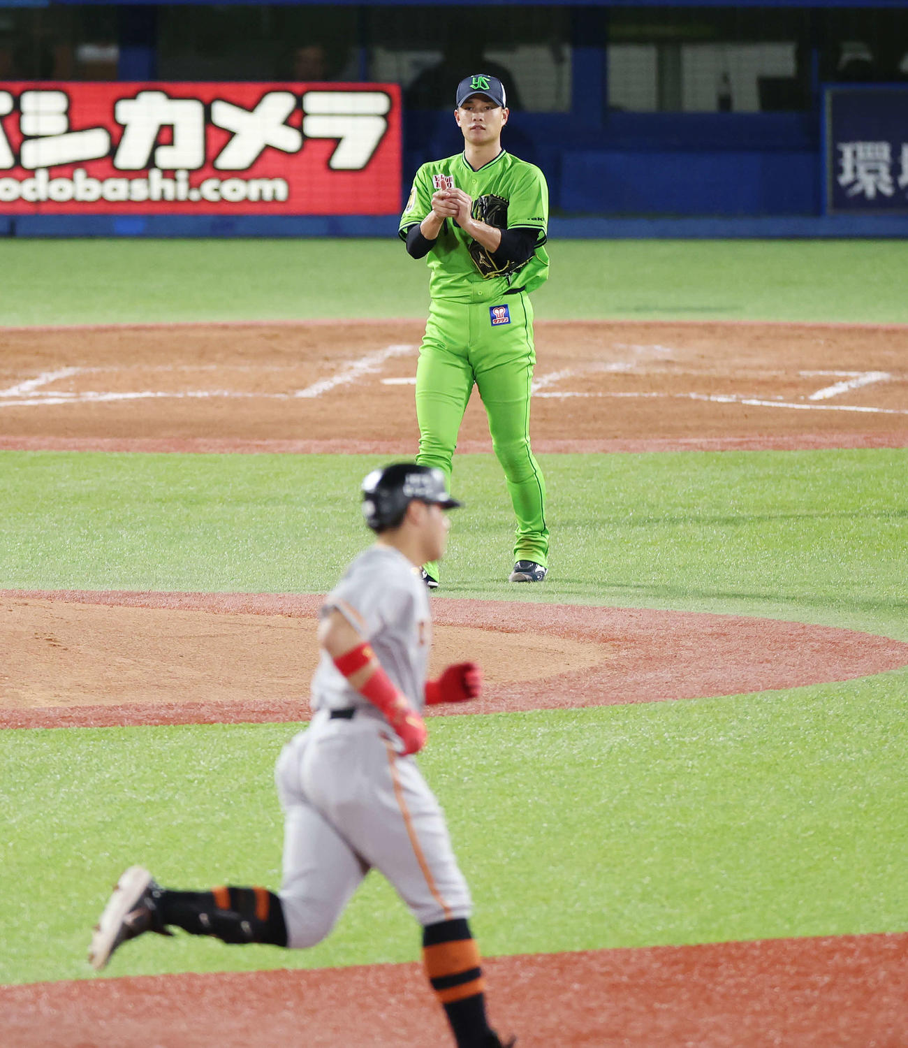 ヤクルト対巨人　4回表巨人1死一塁、岡本和（手前）に左越え先制2点本塁打を浴びる高橋（撮影・宮地輝）