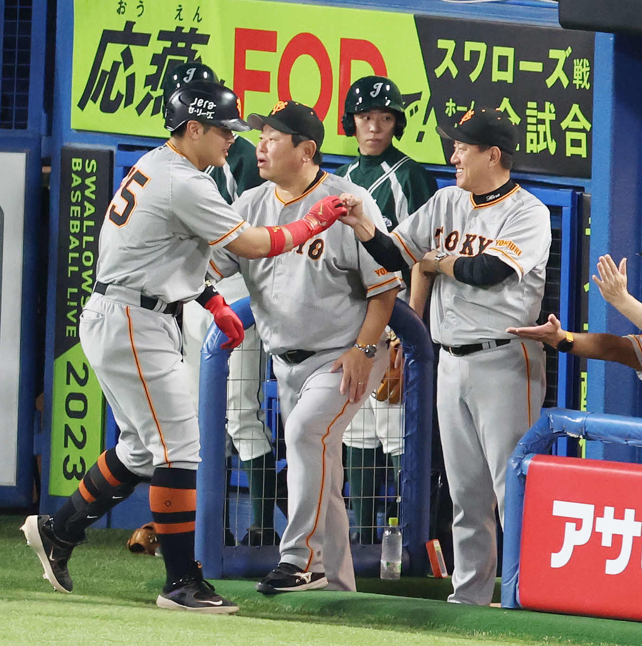 ヤクルト対巨人　4回表巨人1死一塁、左越え先制2点本塁打を放った岡本和（左）と笑顔でタッチする原監督（撮影・宮地輝）
